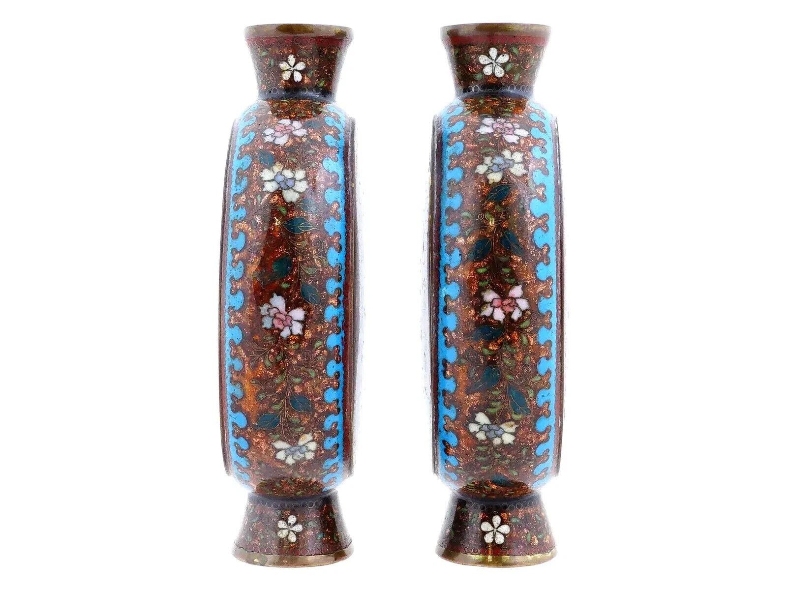 Japonais Ancienne paire de vases flaques de lune japonaises en cloisonné, pierre d'or et émail en vente