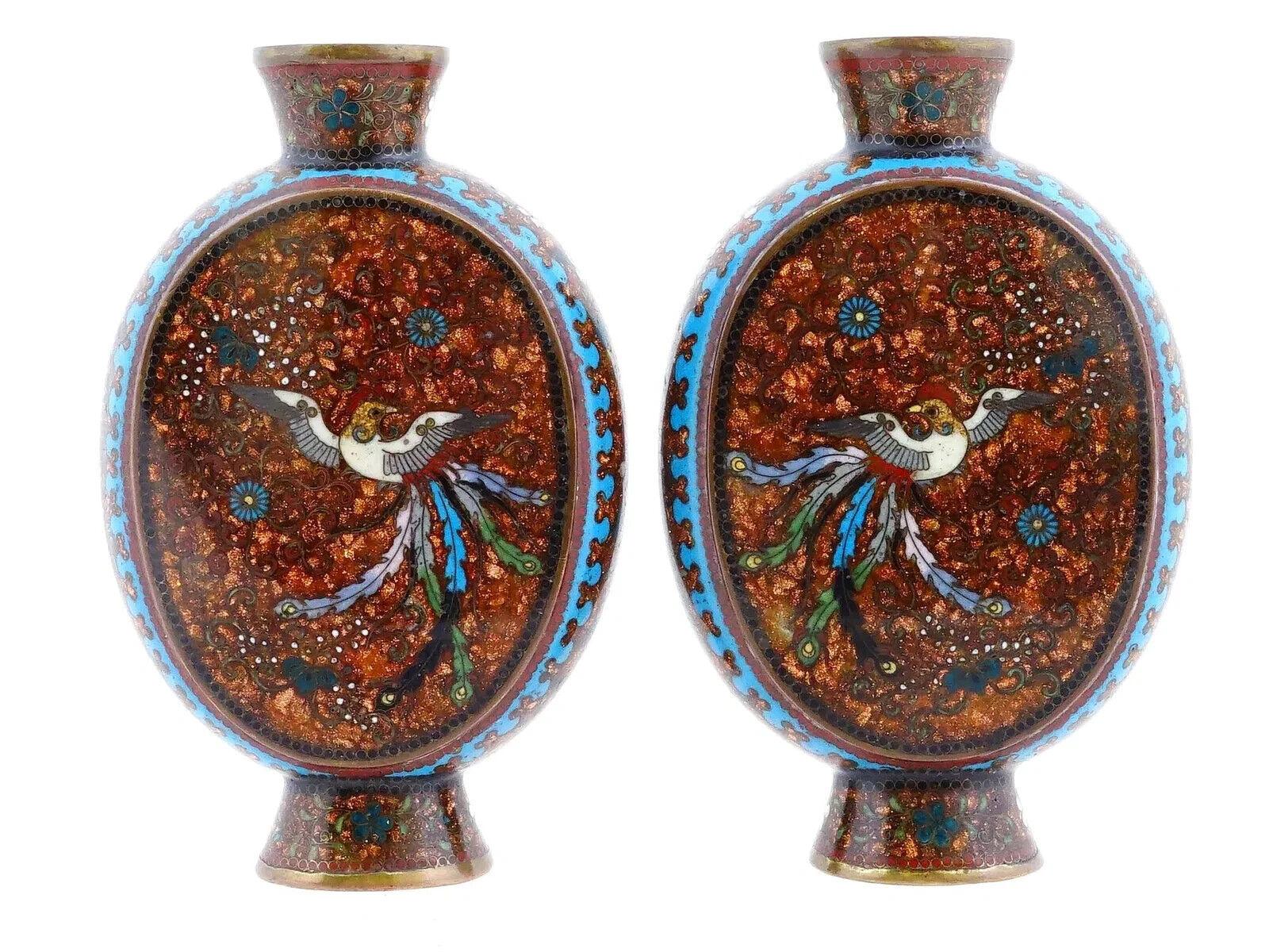 Cloisonné Ancienne paire de vases flaques de lune japonaises en cloisonné, pierre d'or et émail en vente
