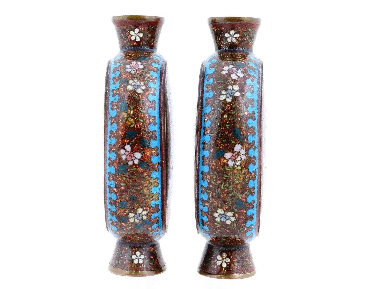 Ancienne paire de vases flaques de lune japonaises en cloisonné, pierre d'or et émail Bon état - En vente à New York, NY