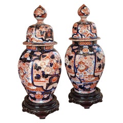 Paire de vases octogonaux japonais Imari de la période Edo, avec couvercle et socle, d'époque