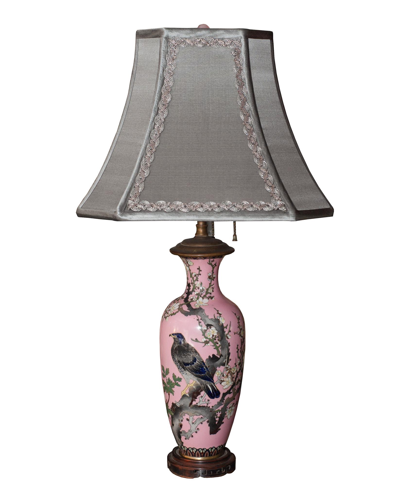 Paar antike japanische handbemalte rosa Porzellanlampen mit silbernen Schirmen (Japanisch) im Angebot