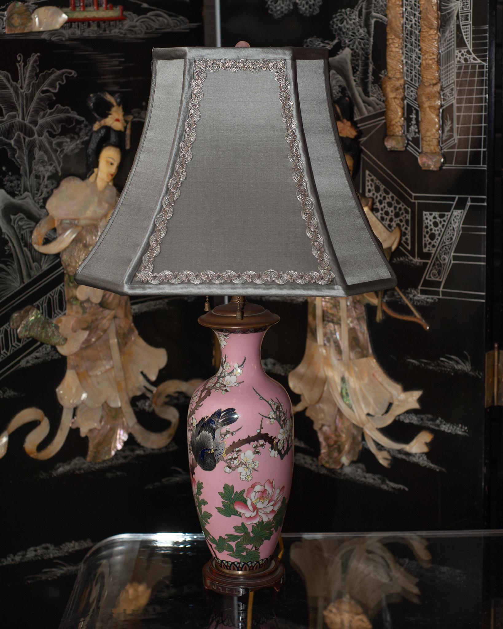 Paire de lampes japonaises anciennes en porcelaine rose peintes à la main avec abat-jour en argent Bon état - En vente à Toronto, ON