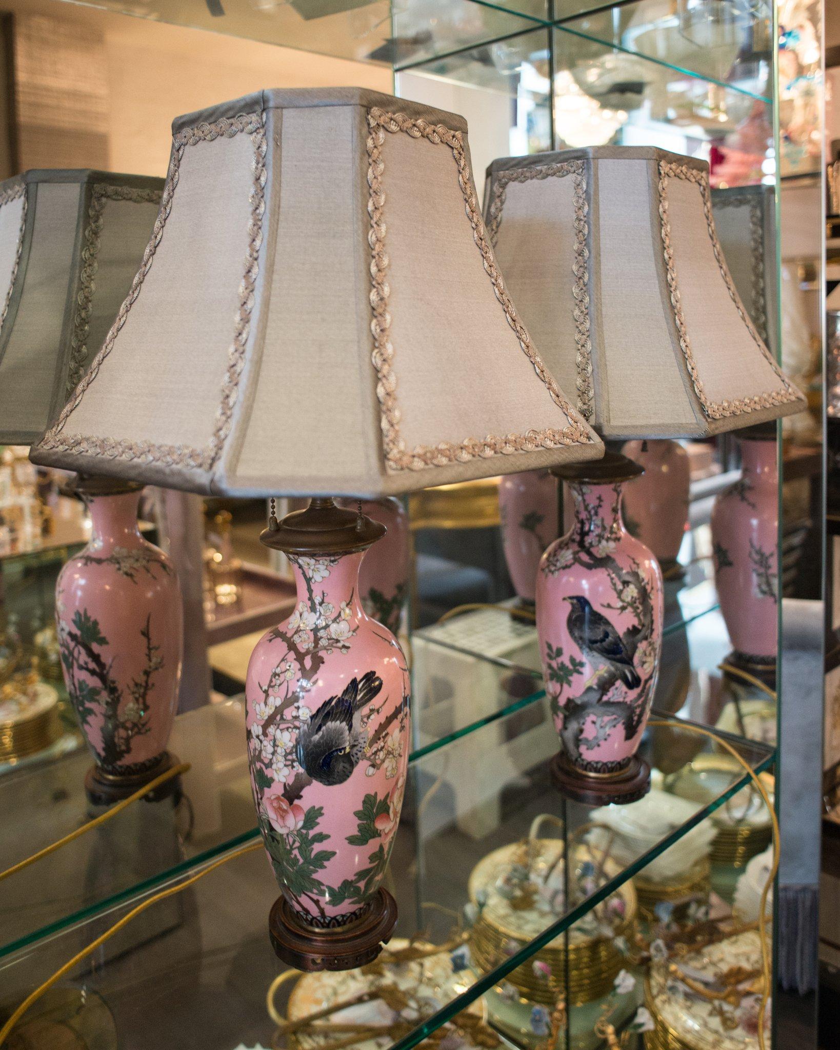 Métal Paire de lampes japonaises anciennes en porcelaine rose peintes à la main avec abat-jour en argent en vente