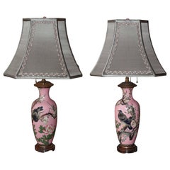 Ancienne paire de lampes japonaises en porcelaine rose peinte à la main avec abat-jour en argent