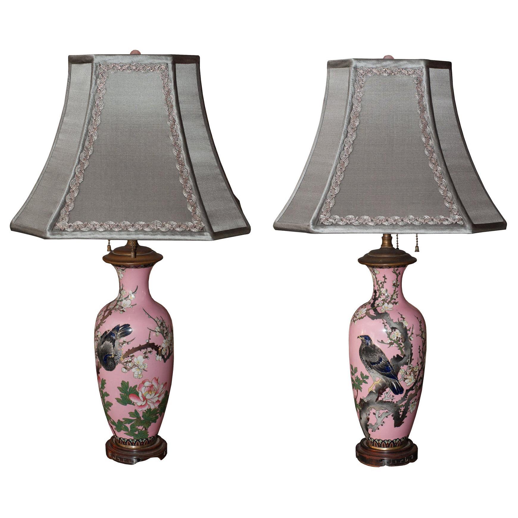 Paire de lampes japonaises anciennes en porcelaine rose peintes à la main avec abat-jour en argent
