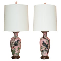 Paire de lampes japonaises anciennes en porcelaine rose avec abat-jour en lin blanc