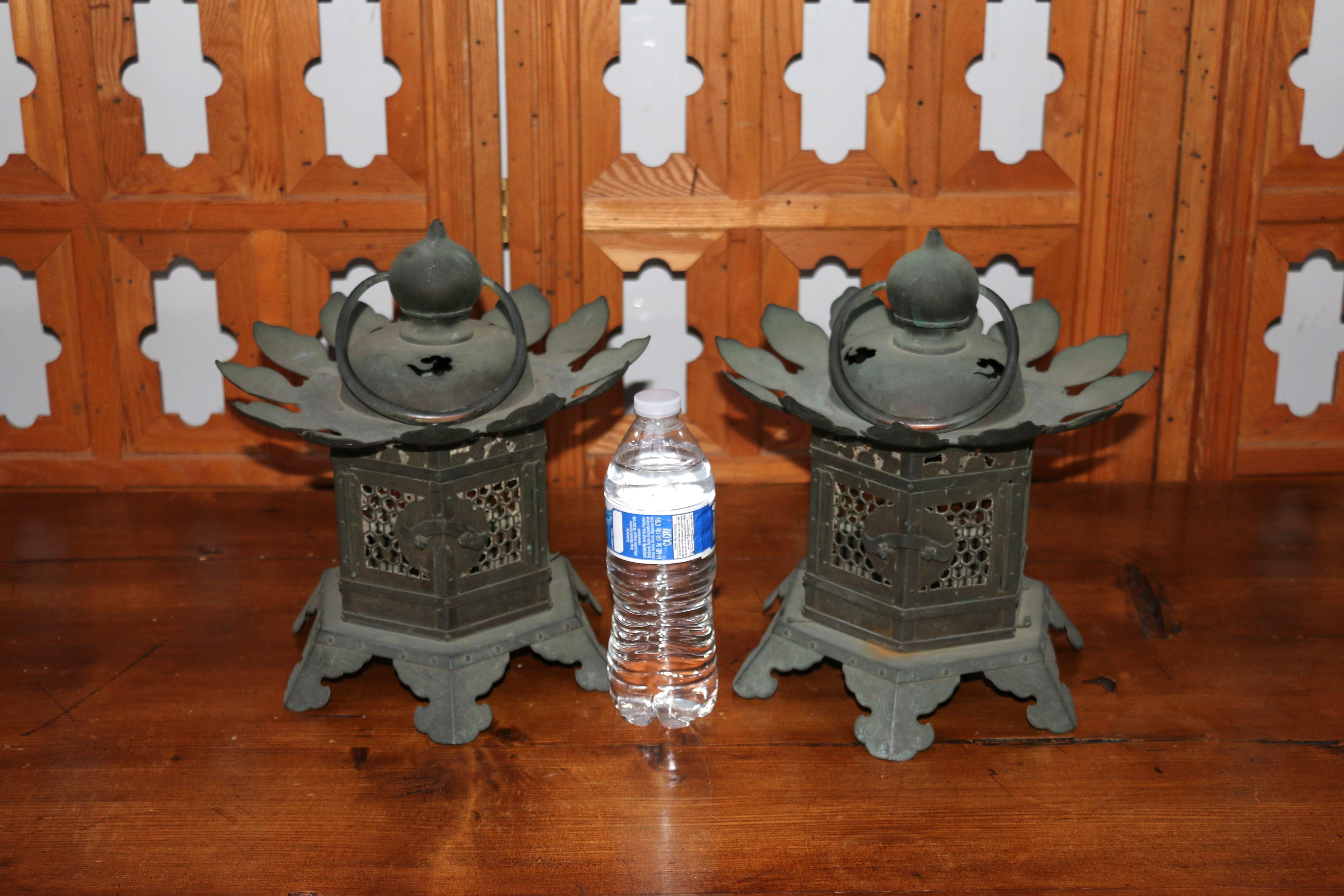 Spectacular pair of Japanese Temple hanging bronze lantern. Definitely wonderful Japan bronze craft and hand manufacture made from interlocking hammered bronze plaques. This beautiful lanterns has original patina. extensive wear from long usage and