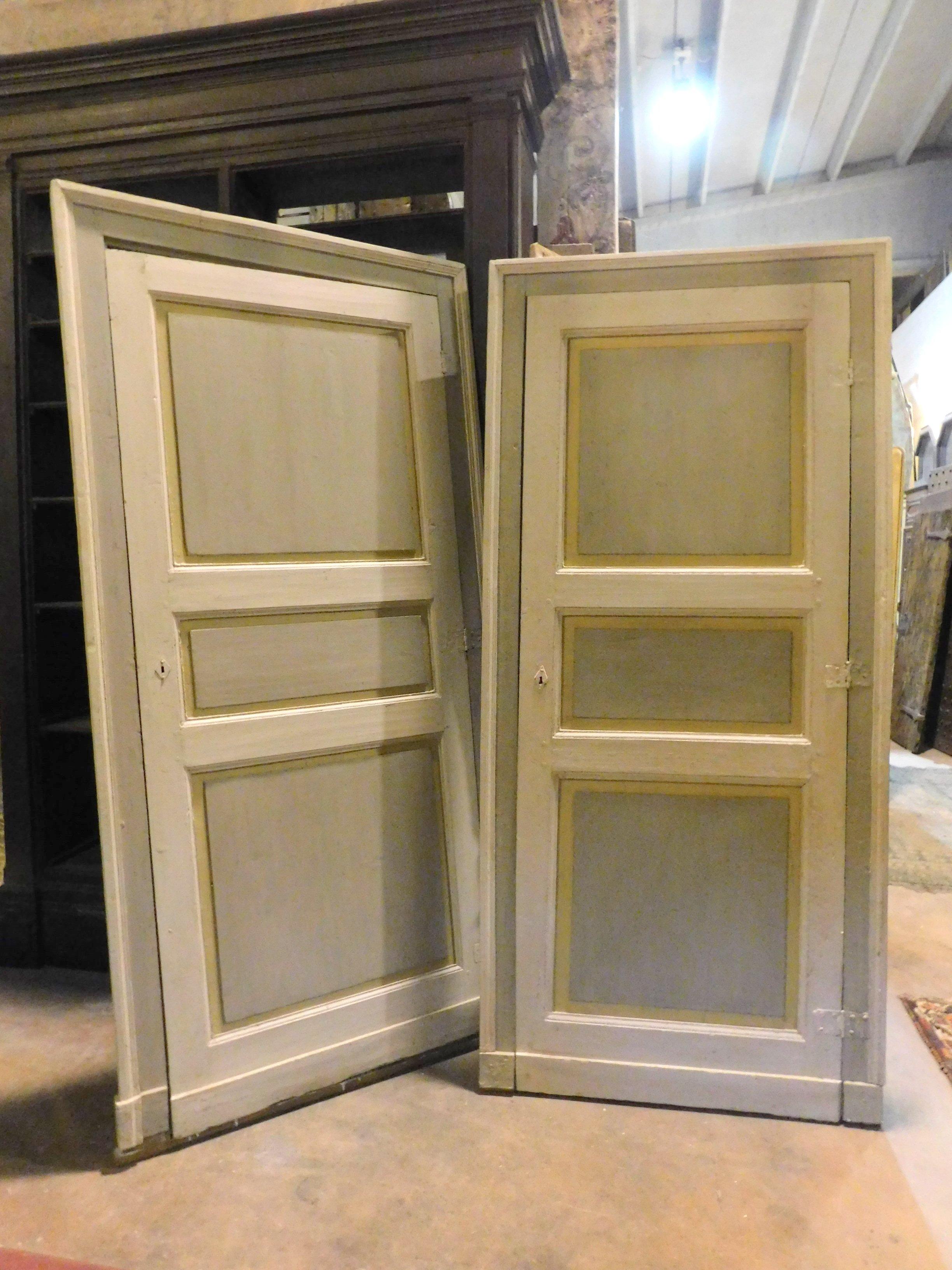 Antique pair of lacquered doors, each with 3 panels carved and lacquered with true colors, gray, beige, complete with original frame, built and installed in the same 19th century school in Italy.
Origin Piedmont, beautiful in pairs, in their