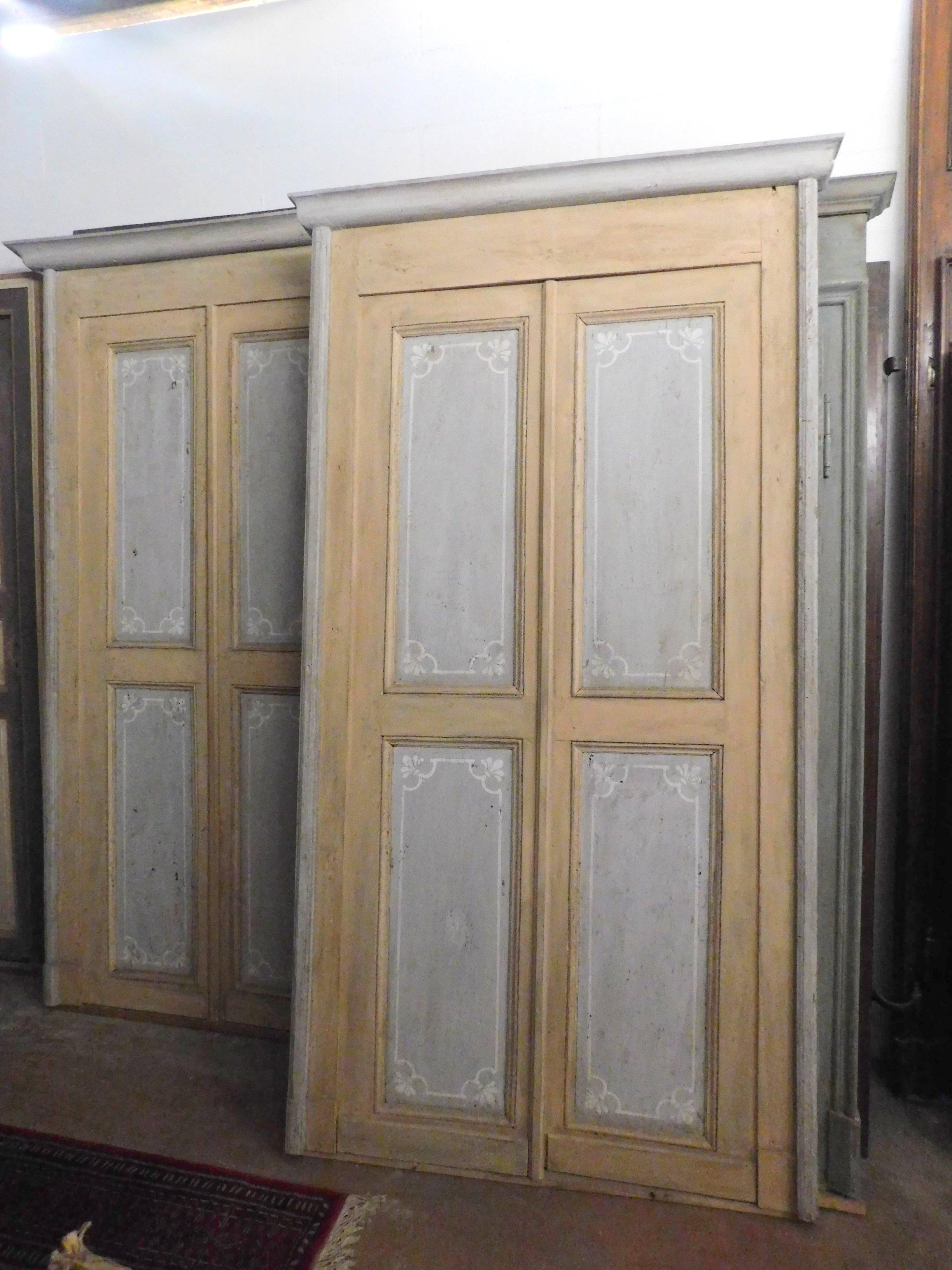 Ancient pair of lacquered doors with original frame, hand lacquered with gray panel and beige / yellow contours, built at the beginning of the 19th century for home in Italy.
Elegant and refined, panels also on the back, can be positioned in sets