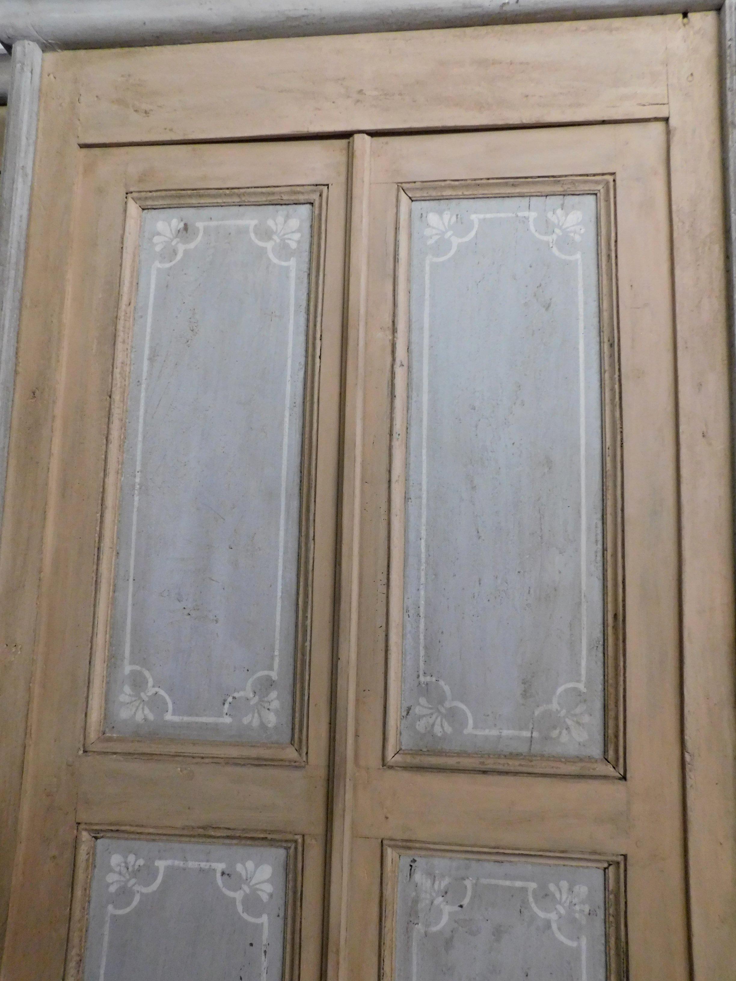 Peint à la main Paire de portes laquées avec cadre d'origine, gris et beige, 1800, Italie en vente