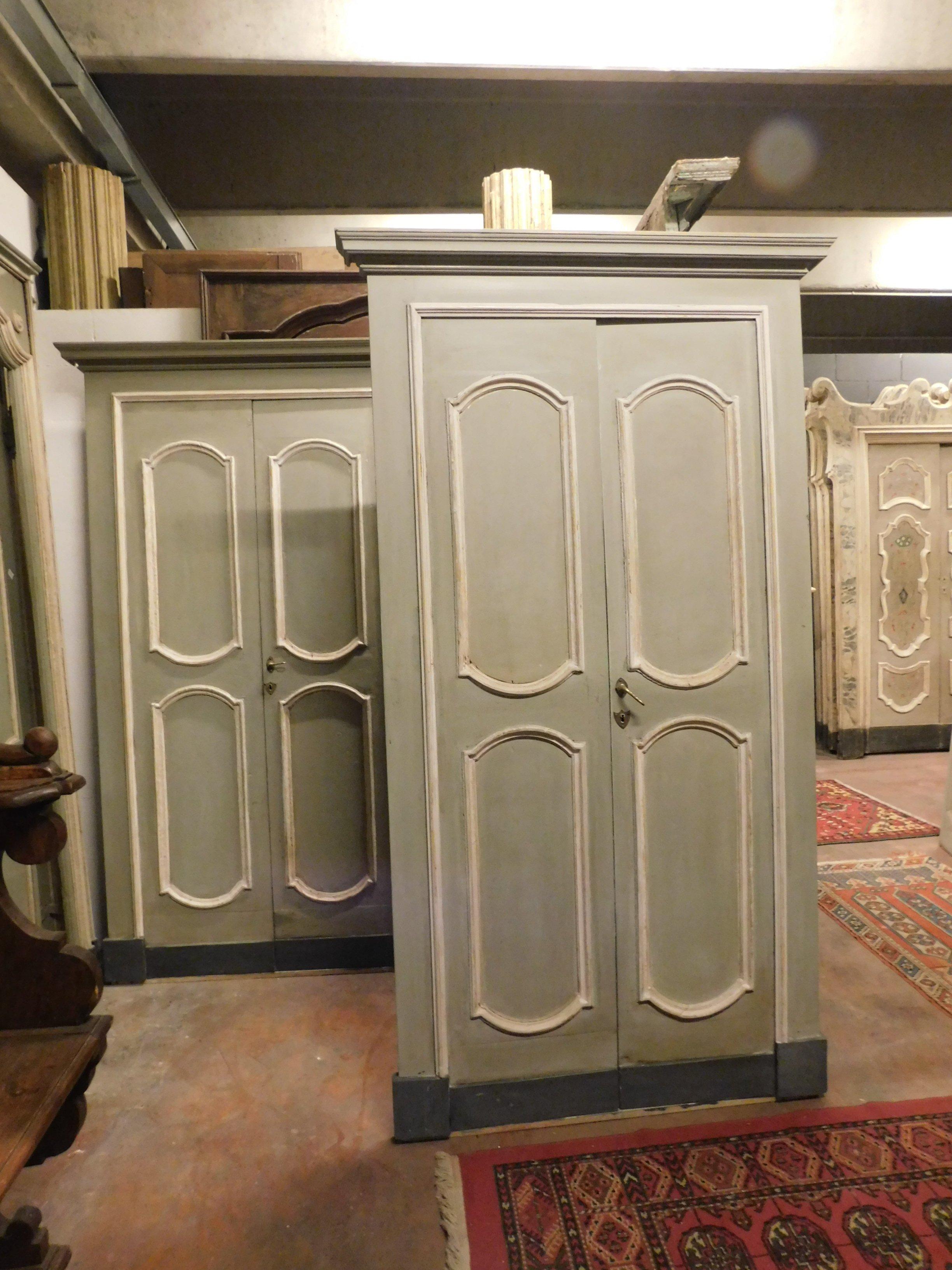 Antique pair of double wing doors, lacquered with original frame, green colors and beautiful deep white molure, both built in the 18th century for a palace in Italy.
Beautiful in pairs, suitable for living room or neighboring rooms, since they are