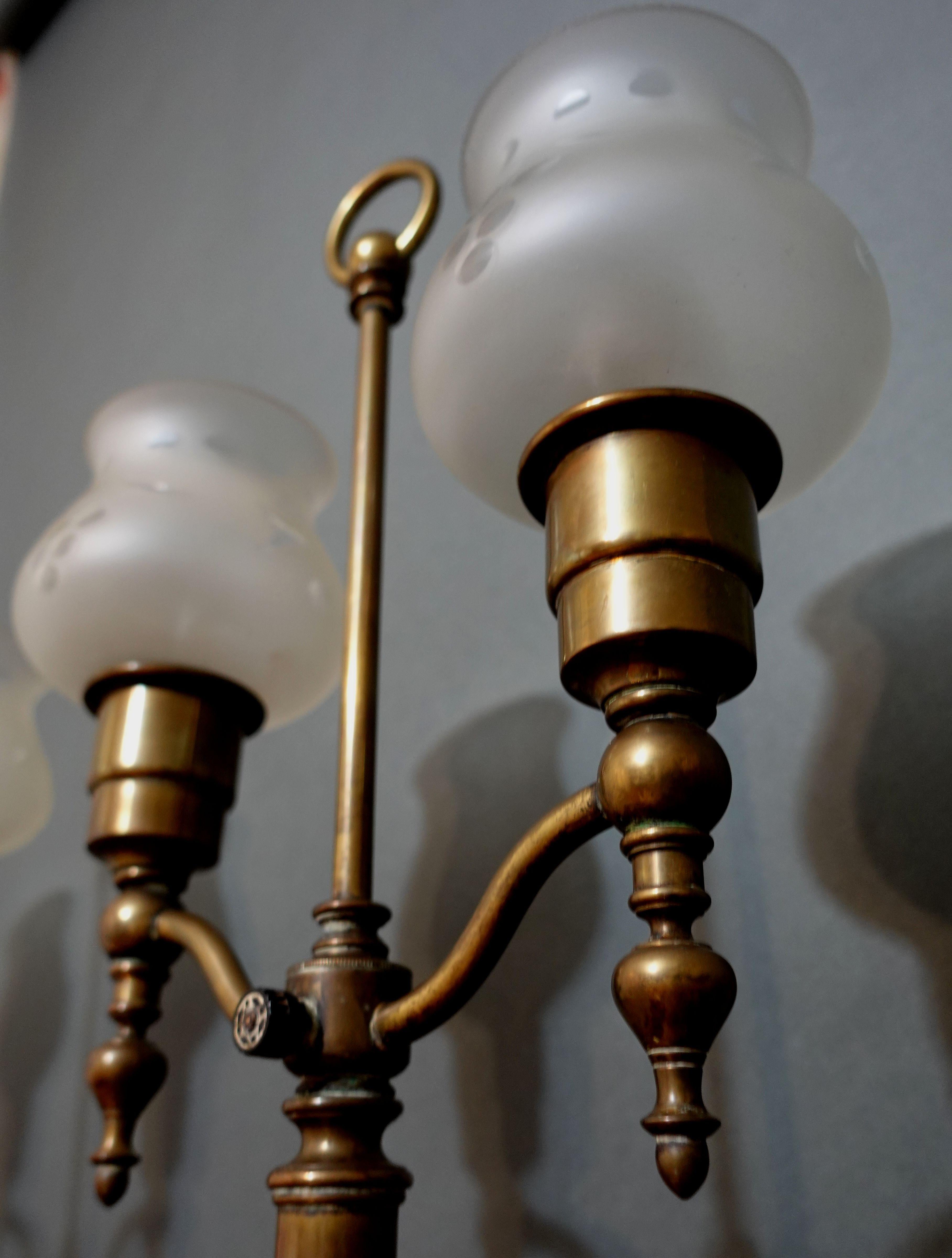Antikes Paar großer doppelarmiger Hurricane-Lampen aus Messing, 1900er Jahre im Angebot 6