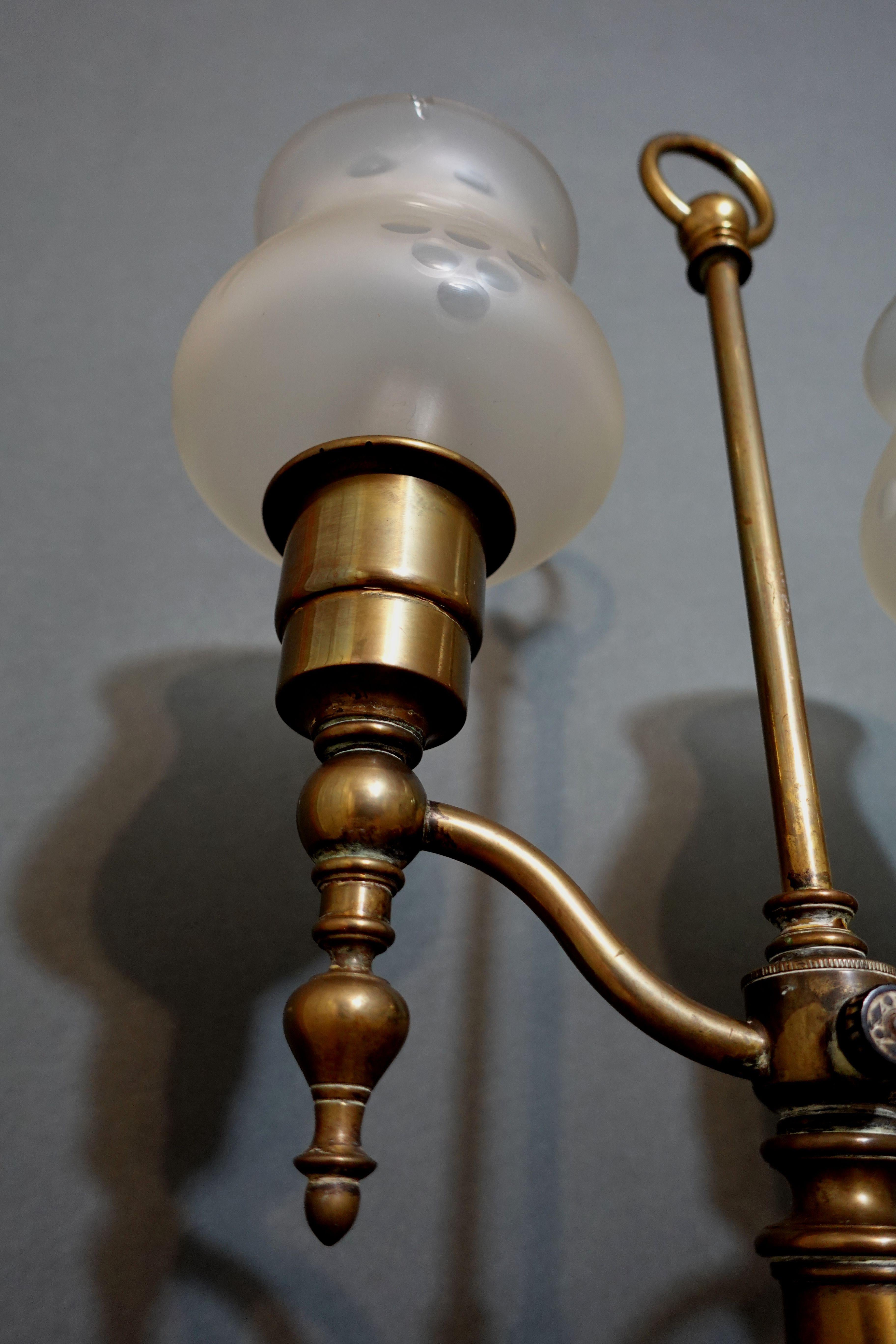 Antikes Paar großer doppelarmiger Hurricane-Lampen aus Messing, 1900er Jahre im Angebot 7