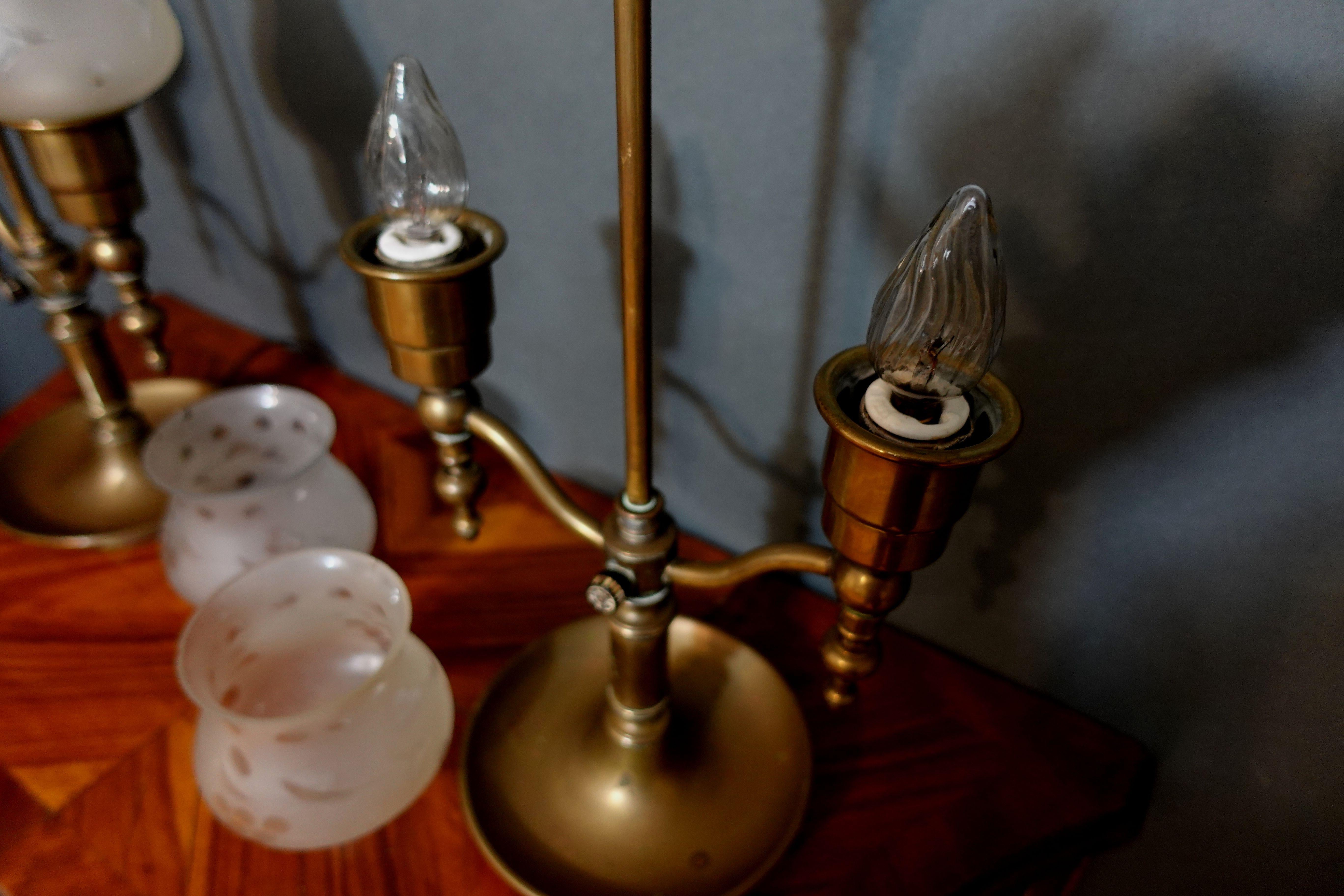 Paire de grandes lampes d'ouragan anciennes en laiton à double bras, années 1900 en vente 9