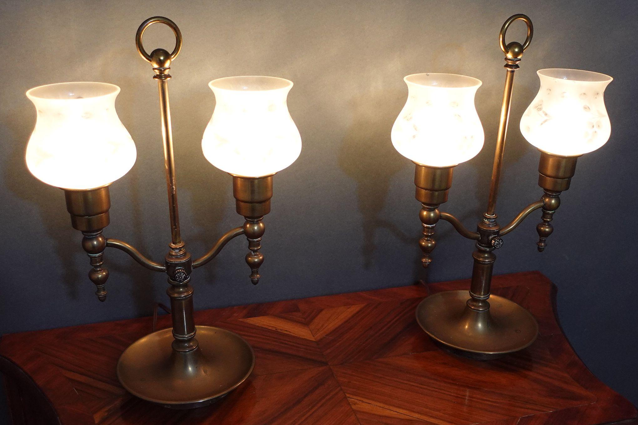 Paire de grandes lampes d'ouragan anciennes en laiton à double bras, années 1900 en vente 10