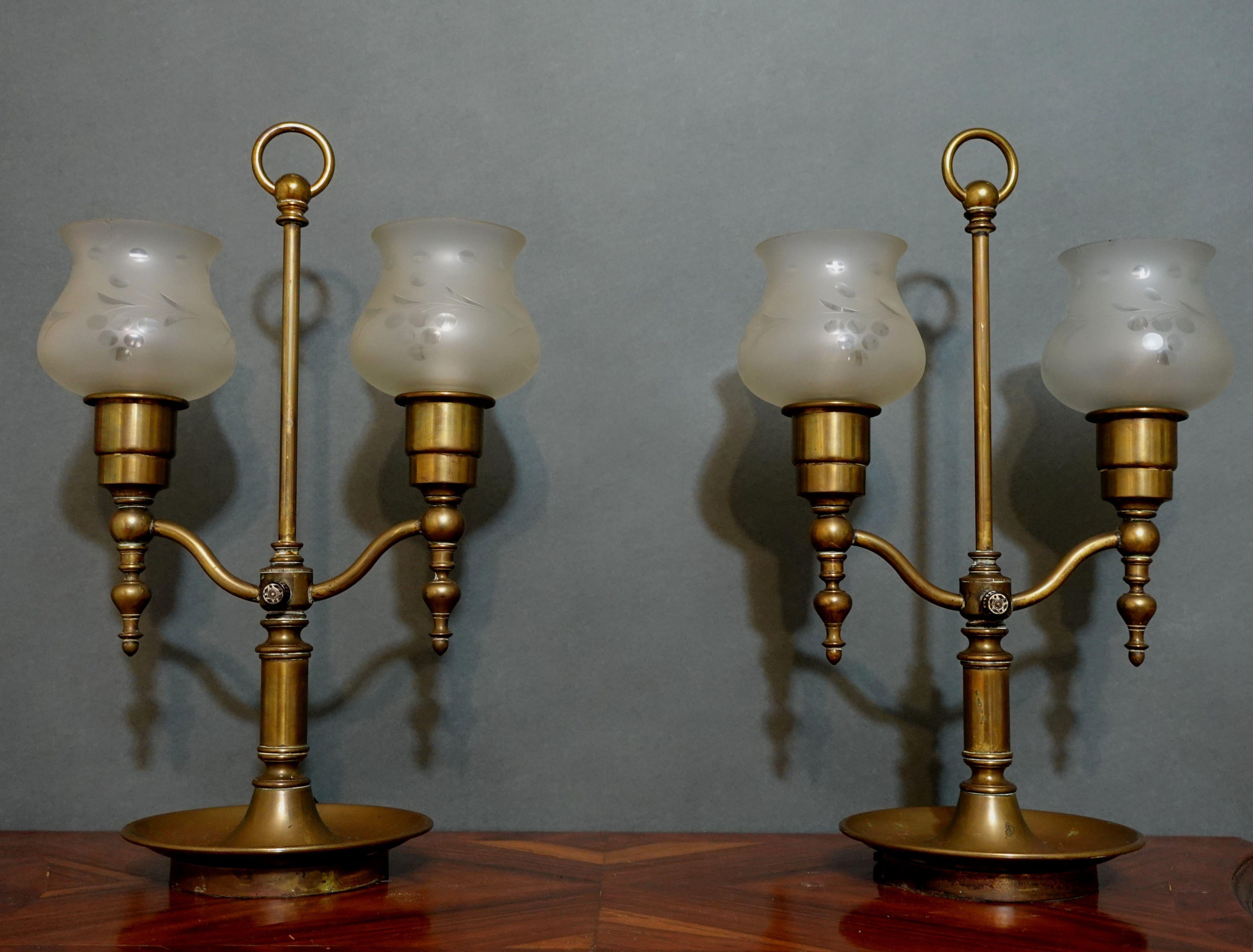 Vente de la belle antiquité, paire de grandes lampes hurricane en laiton à double bras de la fin du 19ème siècle au début du 20ème siècle. Les lampes sont accompagnées de 2 verres taillés avec des motifs floraux en forme de cercle très élégants,