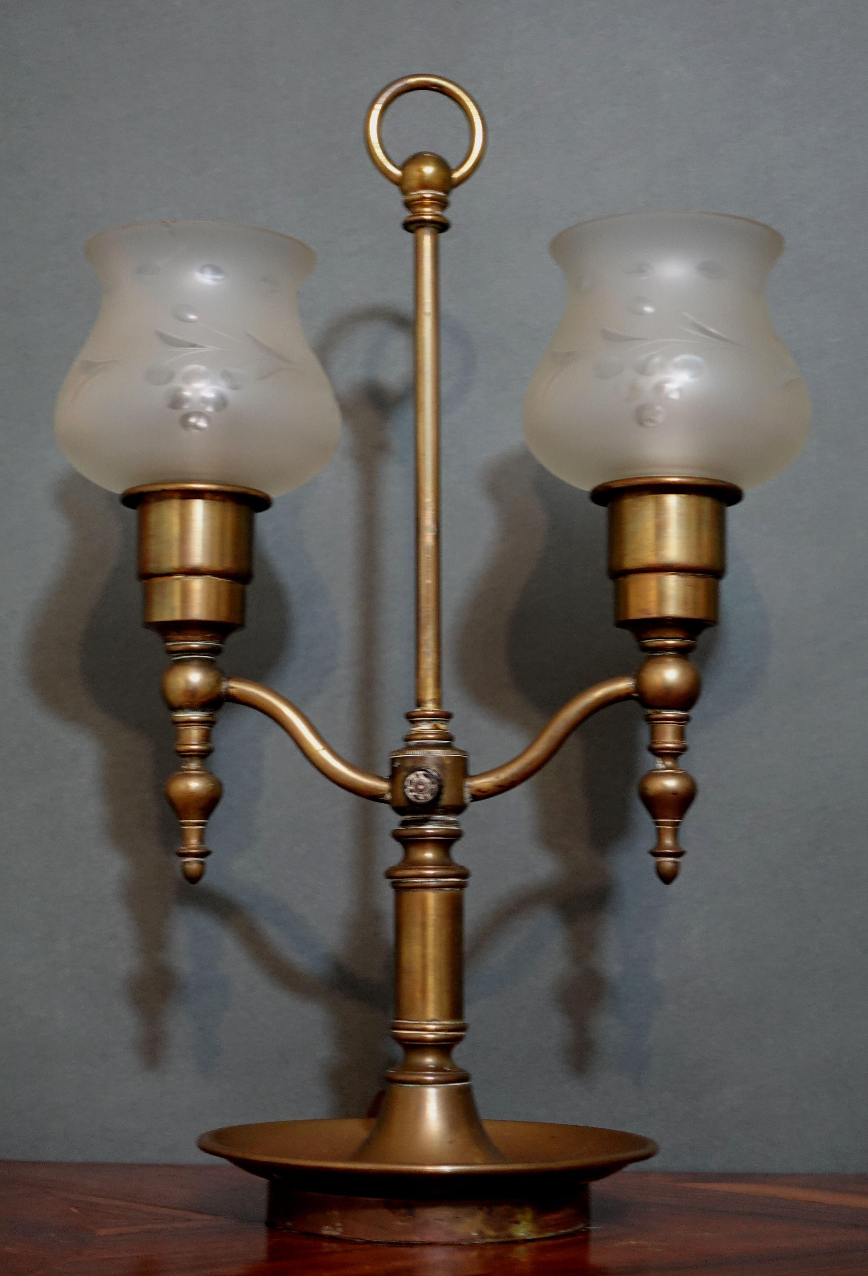 Antikes Paar großer doppelarmiger Hurricane-Lampen aus Messing, 1900er Jahre (Nordamerikanisch) im Angebot