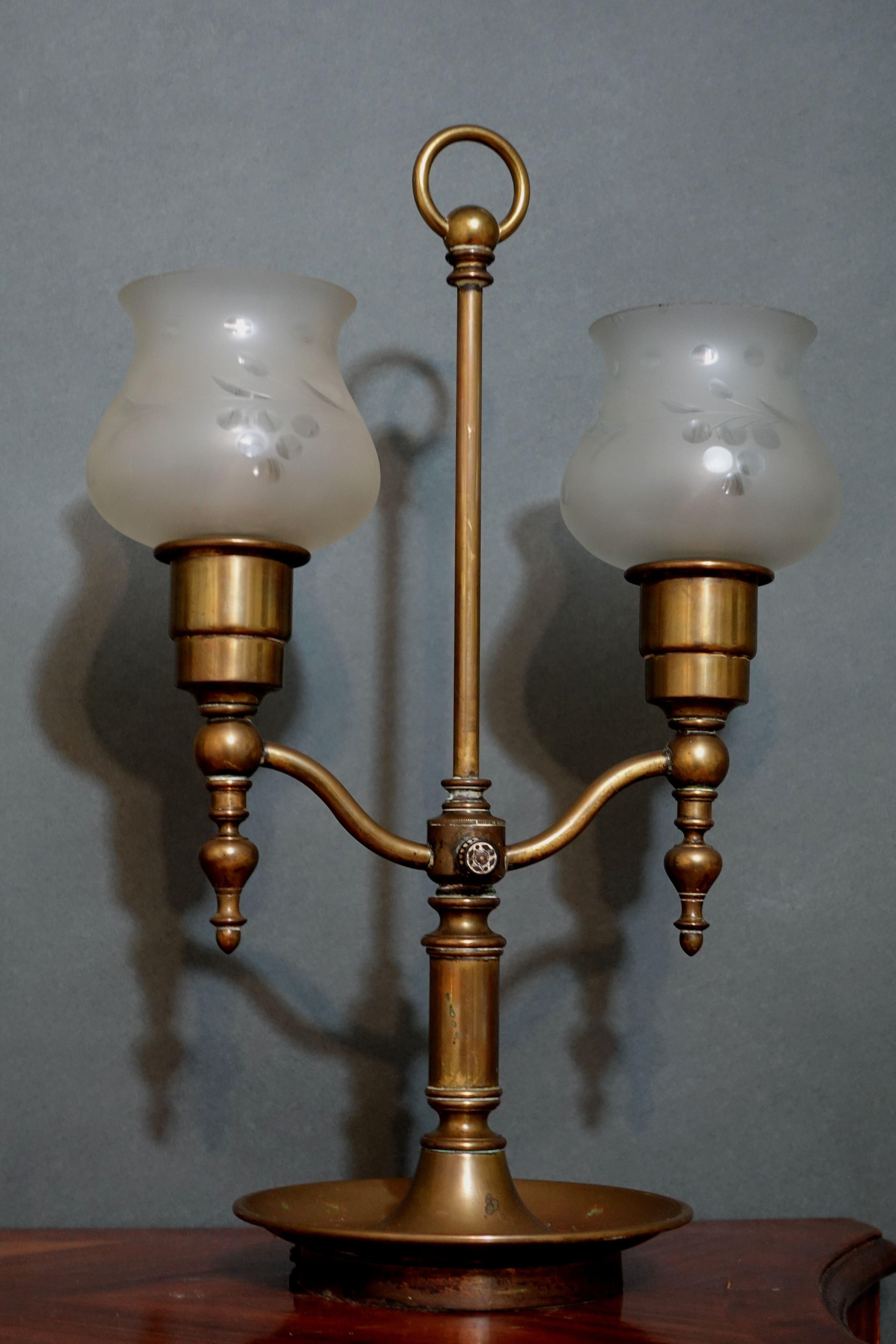 Antikes Paar großer doppelarmiger Hurricane-Lampen aus Messing, 1900er Jahre (Handgefertigt) im Angebot