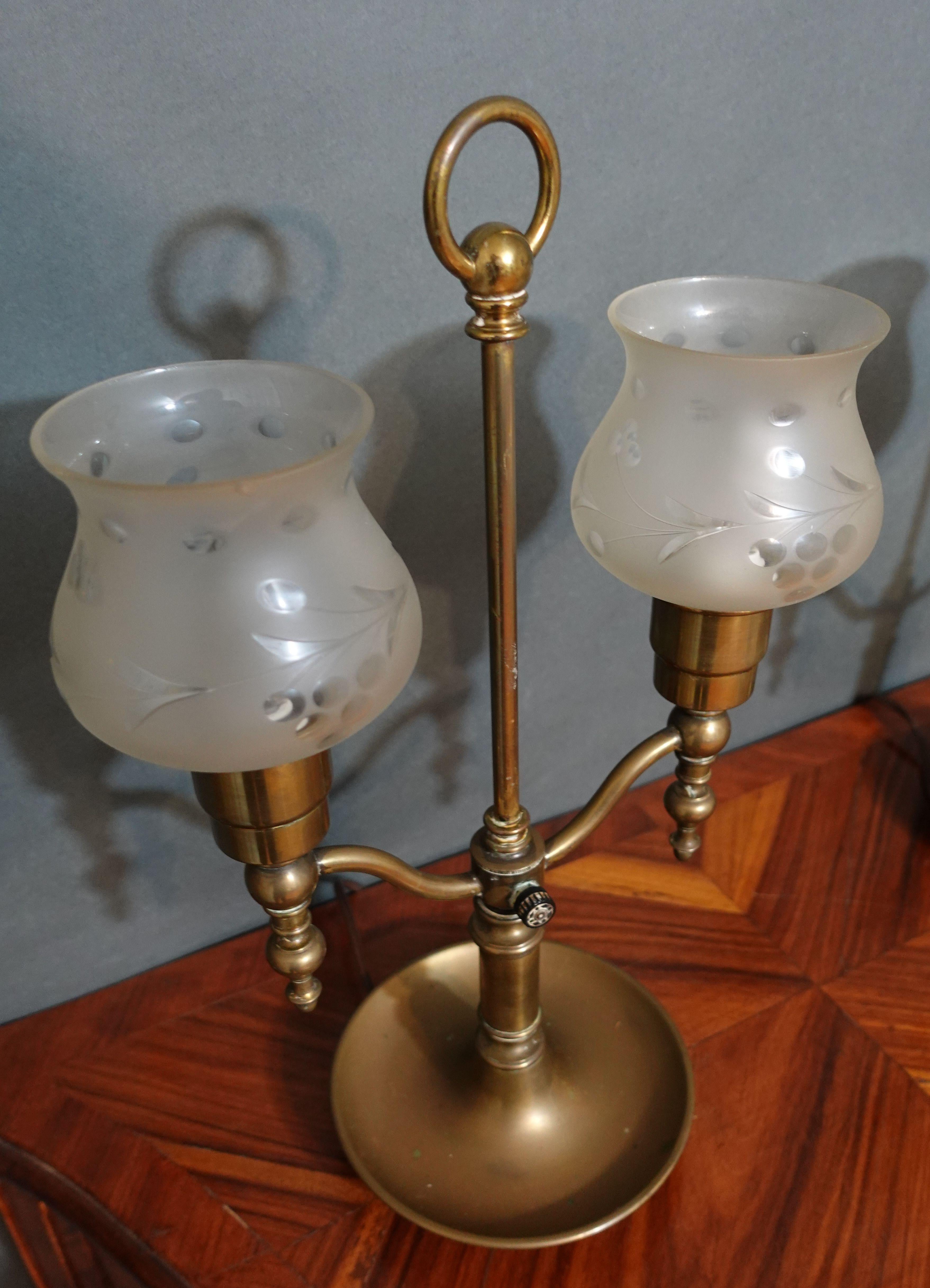 Paire de grandes lampes d'ouragan anciennes en laiton à double bras, années 1900 Bon état - En vente à Norton, MA