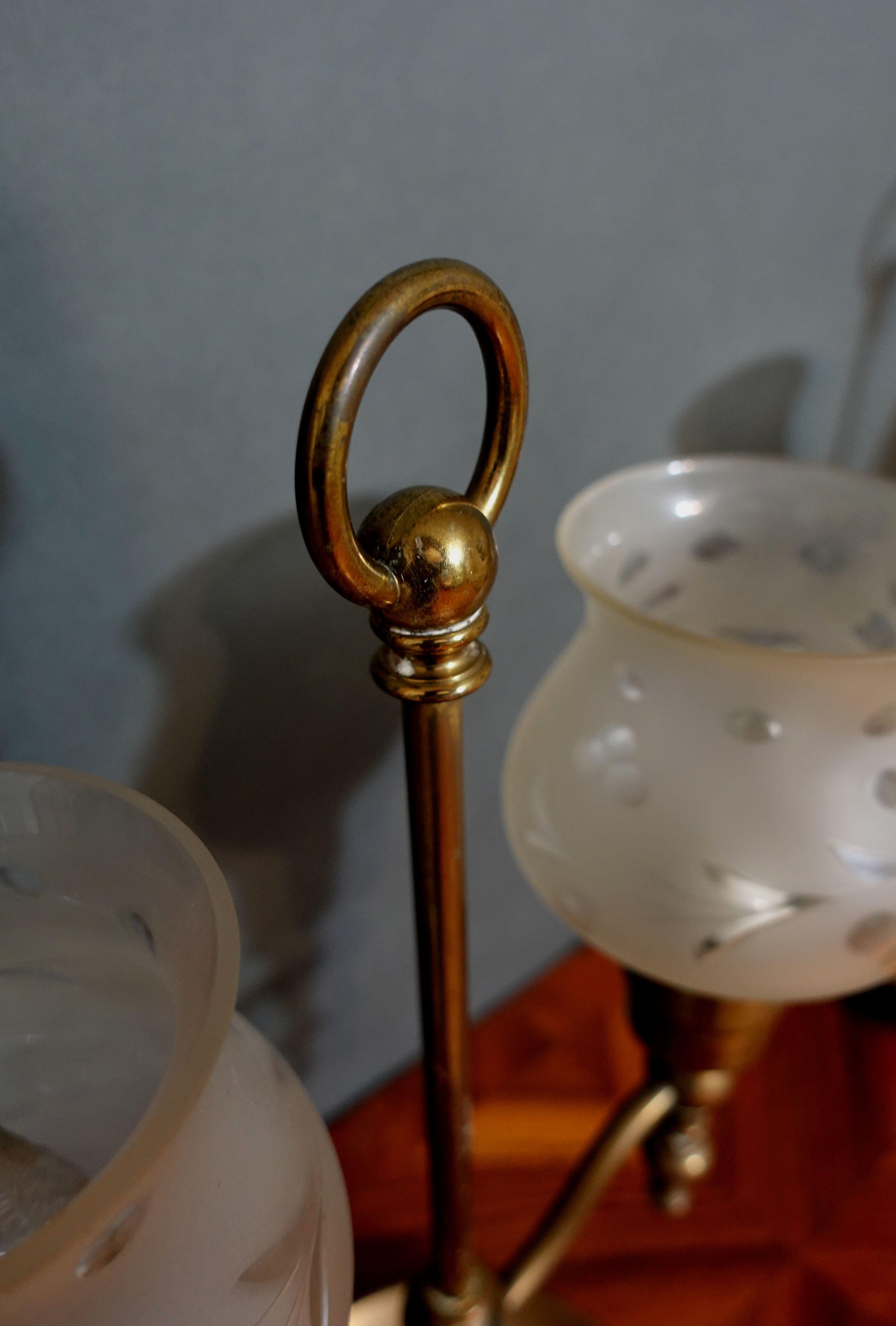 Début du 20ème siècle Paire de grandes lampes d'ouragan anciennes en laiton à double bras, années 1900 en vente