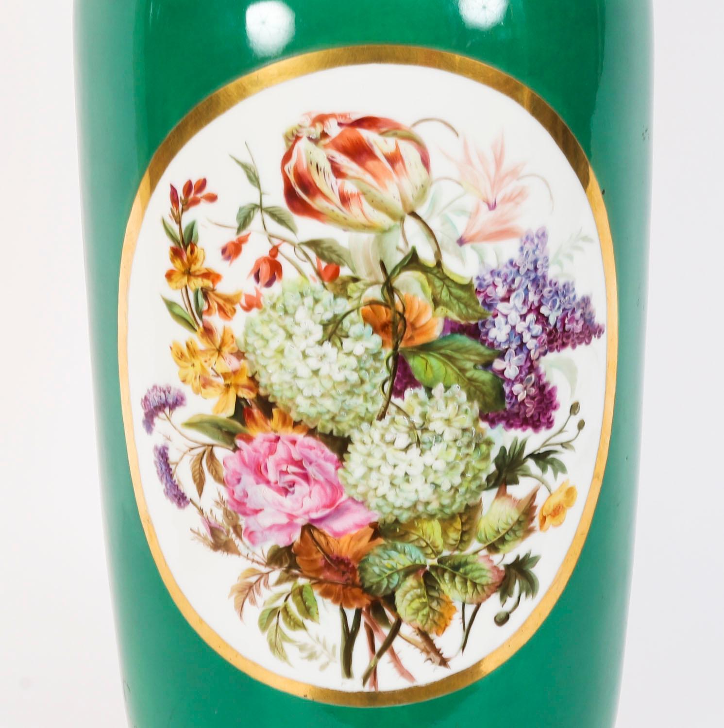 Coppia di grandi vasi in porcellana francese Paris del XIX secolo in vendita 10