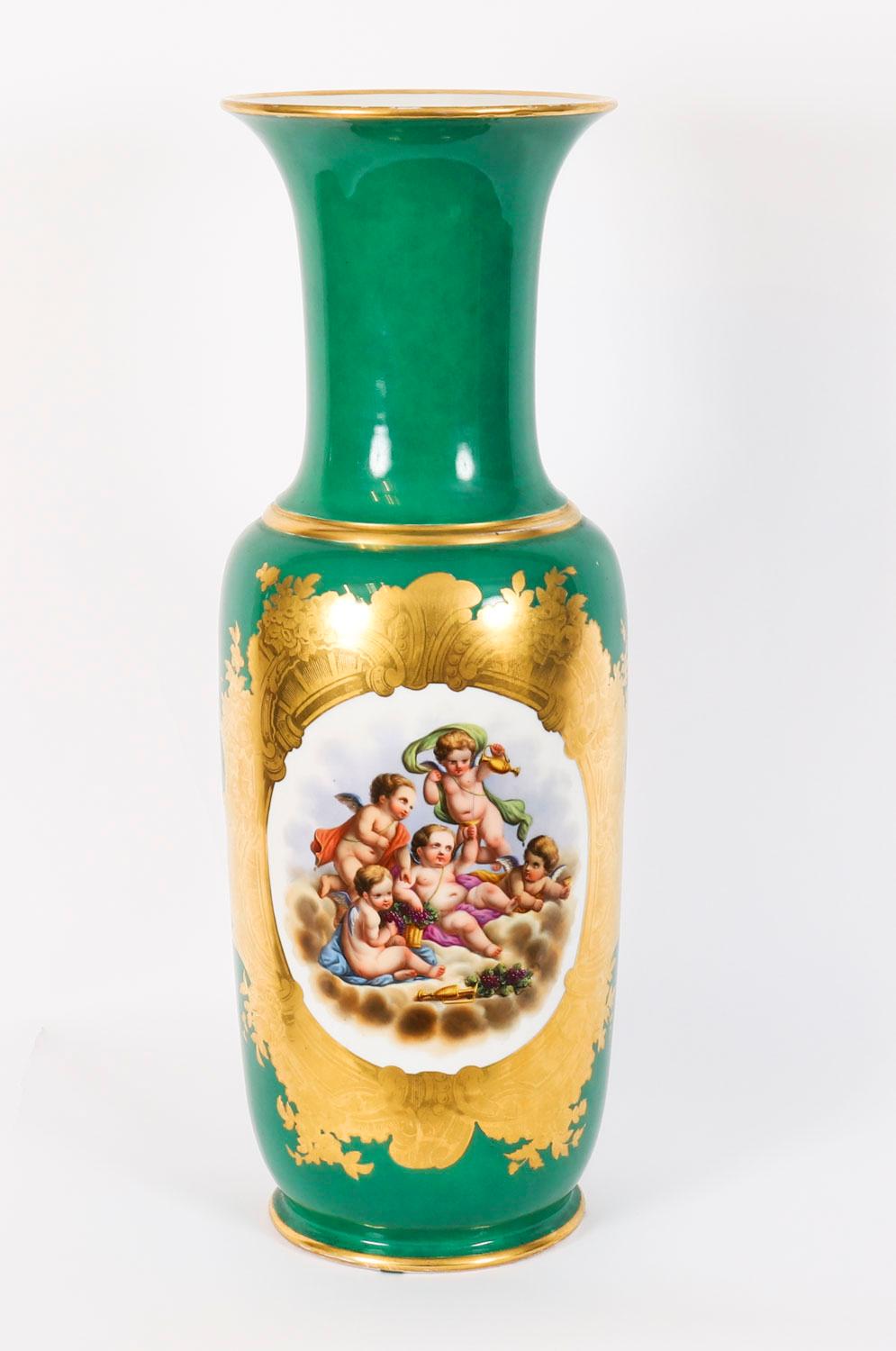 Si tratta di una splendida coppia di grandi vasi in porcellana francese della fine del XIX secolo, dipinti a mano, datati circa 1870.

Il corpo di questi splendidi vasi in porcellana di Sèvres è superbamente decorato con cartigli dorati dipinti a