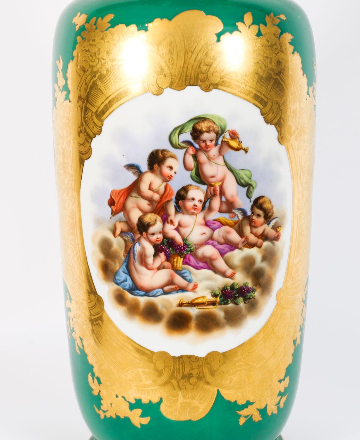 Dorato Coppia di grandi vasi in porcellana francese Paris del XIX secolo in vendita