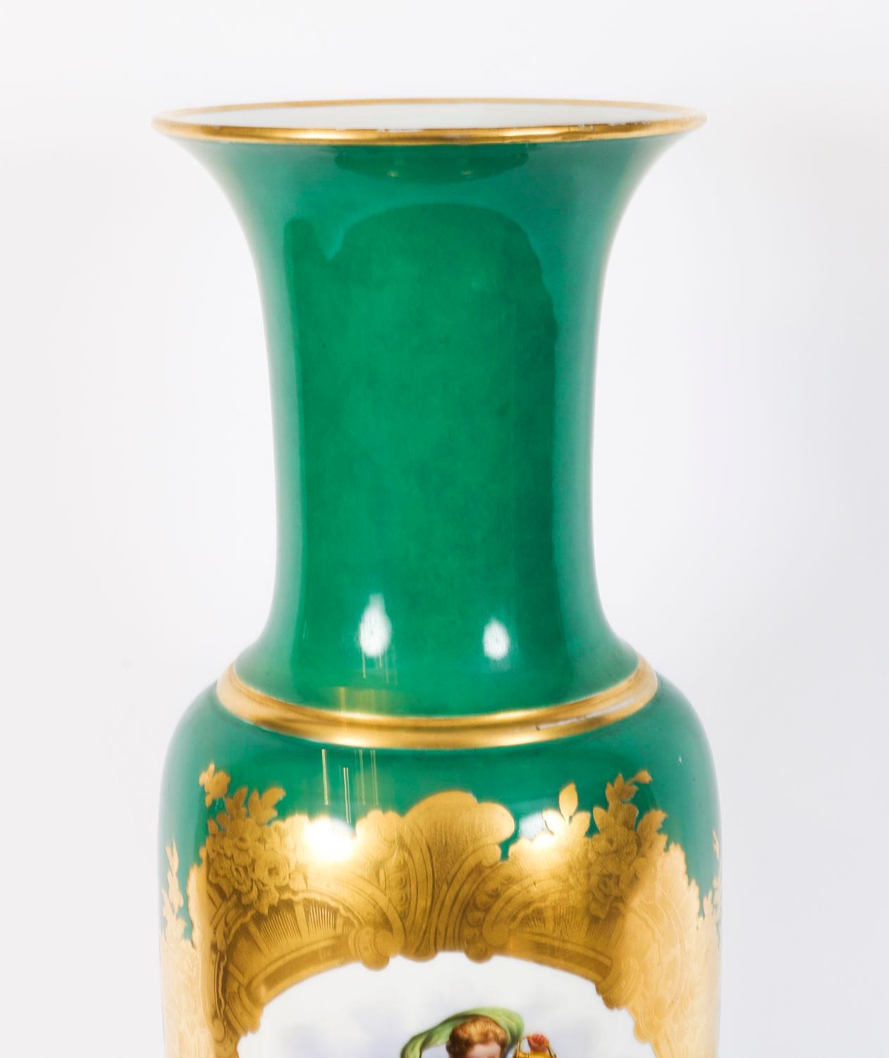 Coppia di grandi vasi in porcellana francese Paris del XIX secolo In condizioni buone in vendita a London, GB