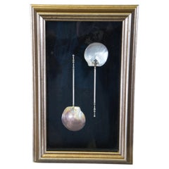 Antiguo par de grandes cucharas de servir de nácar Caja de sombras Arte enmarcado 20"