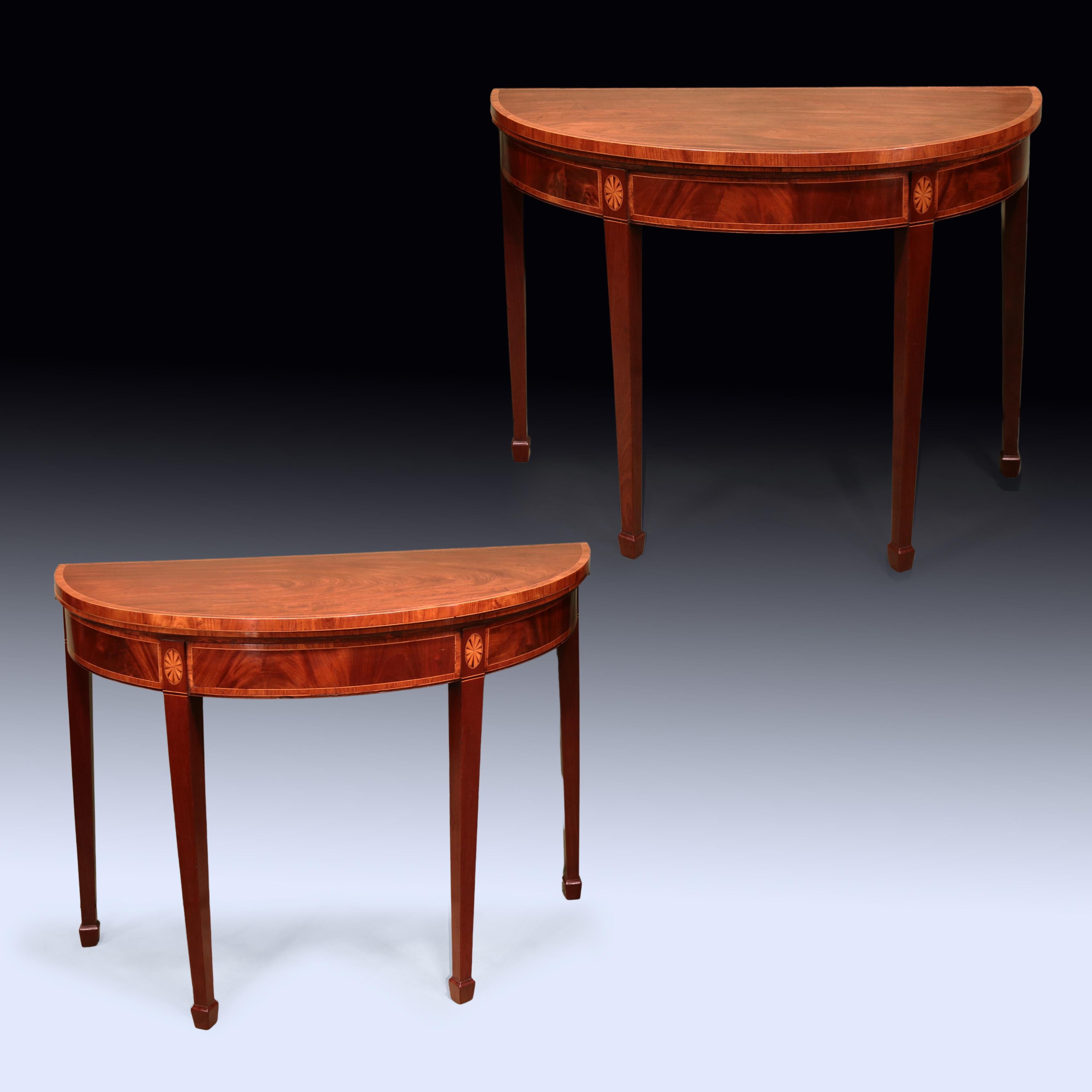 Une belle paire de tables de cartes demi-rondes en acajou bien figuré de la fin du VIIIe siècle de la période Sheraton, avec des frises lambrissées et des pateras ovales en éventail, reposant sur des pieds carrés effilés se terminant par des orteils