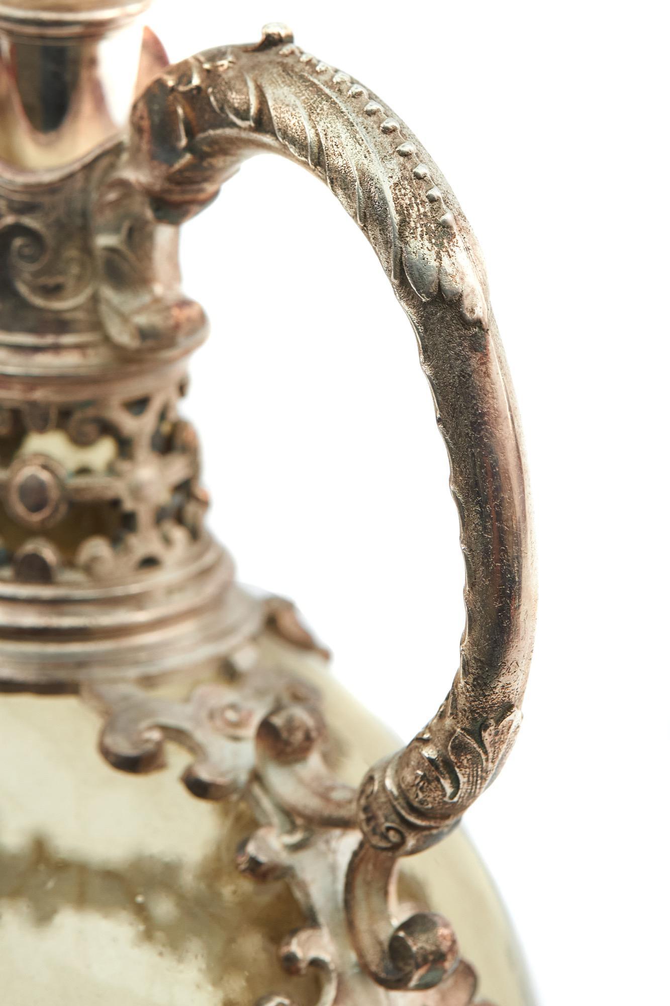 Coppia di bicchieri da liquore antichi, in vetro colorato e montati con decorazioni in argento. Manici sagomati ornati e tappi originali. Colore e condizioni incantevoli.