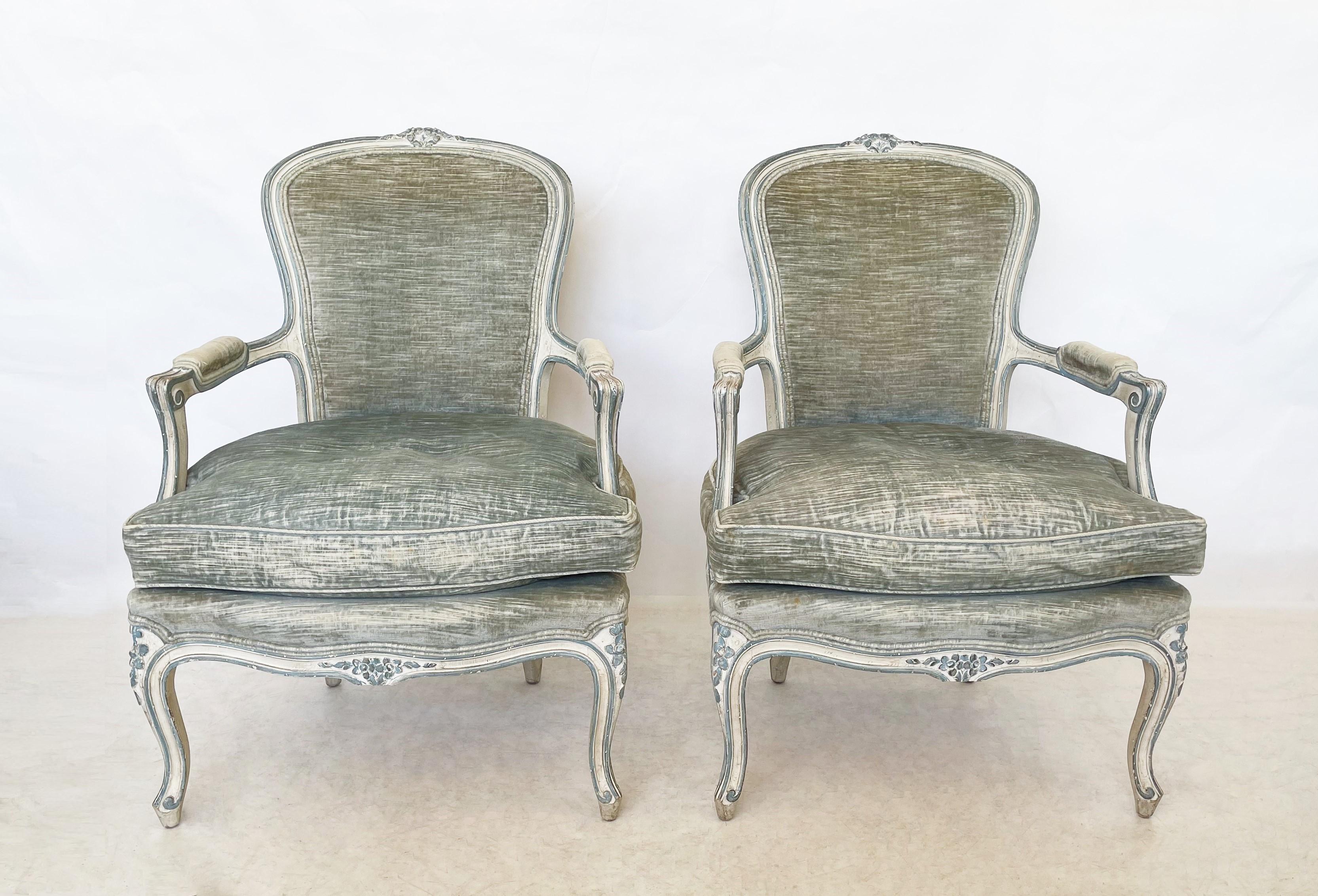 Zwei prächtige geschnitzte Bergsteigerstühle aus der Zeit Ludwigs XV. Jeder Stuhl verfügt über einen handbemalten Holzrahmen, eine geschwungene Rückenlehne und ein geschnitztes Blumenwappen. Diese Rückenlehne geht nahtlos in die offenen,