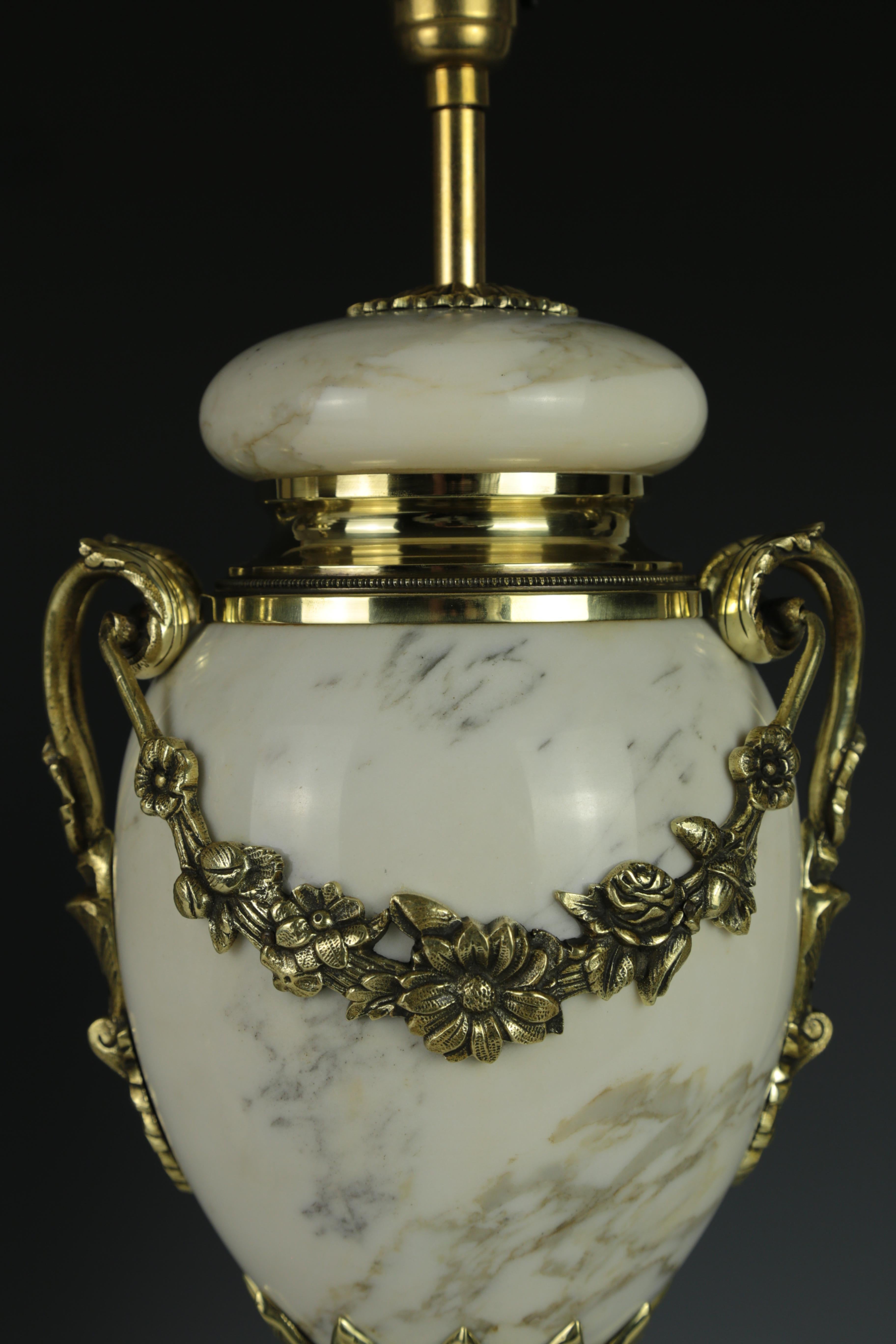 Ancienne paire de lampes de table Louis XVI en marbre blanc cassolette en vente 5
