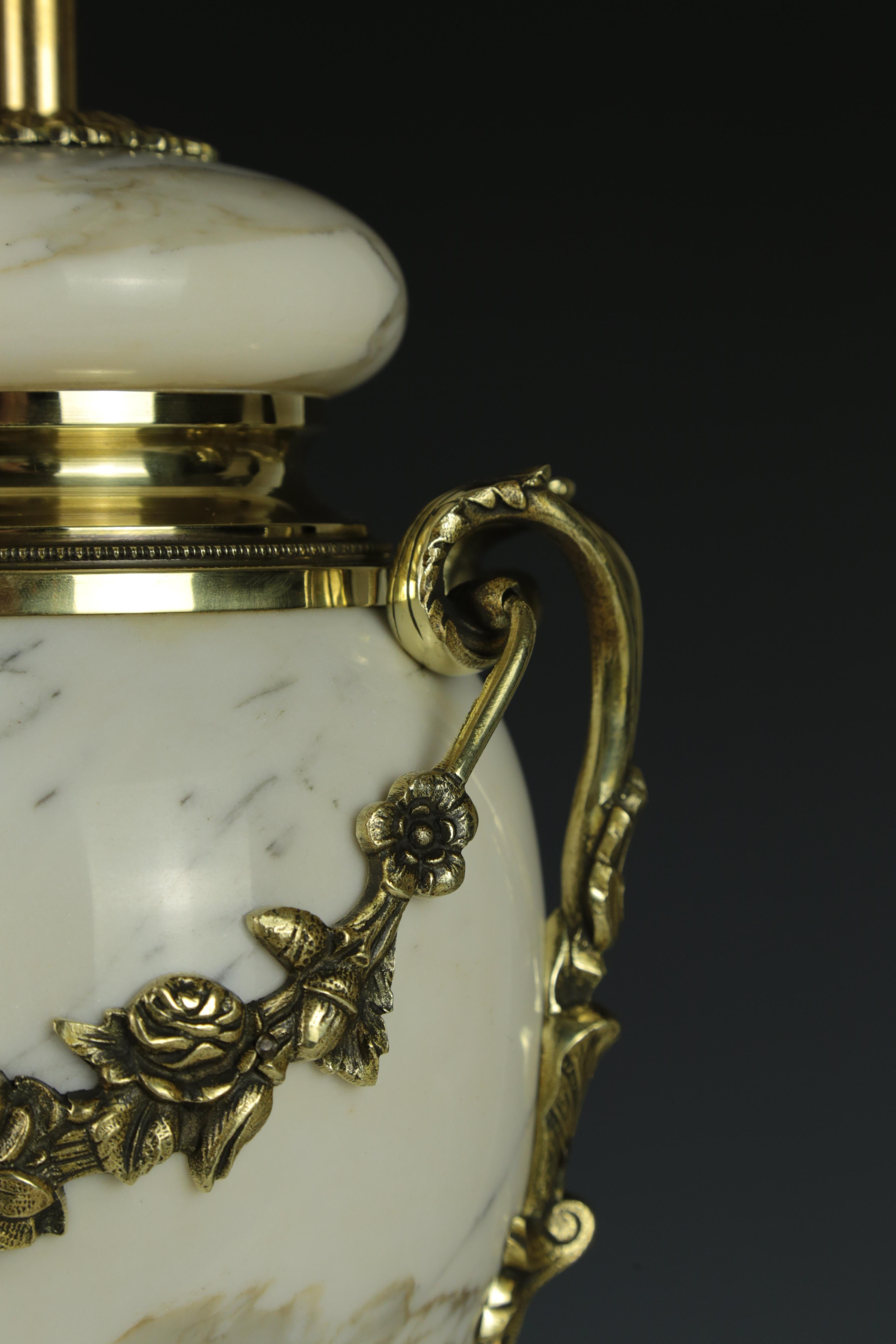 Ancienne paire de lampes de table Louis XVI en marbre blanc cassolette en vente 6