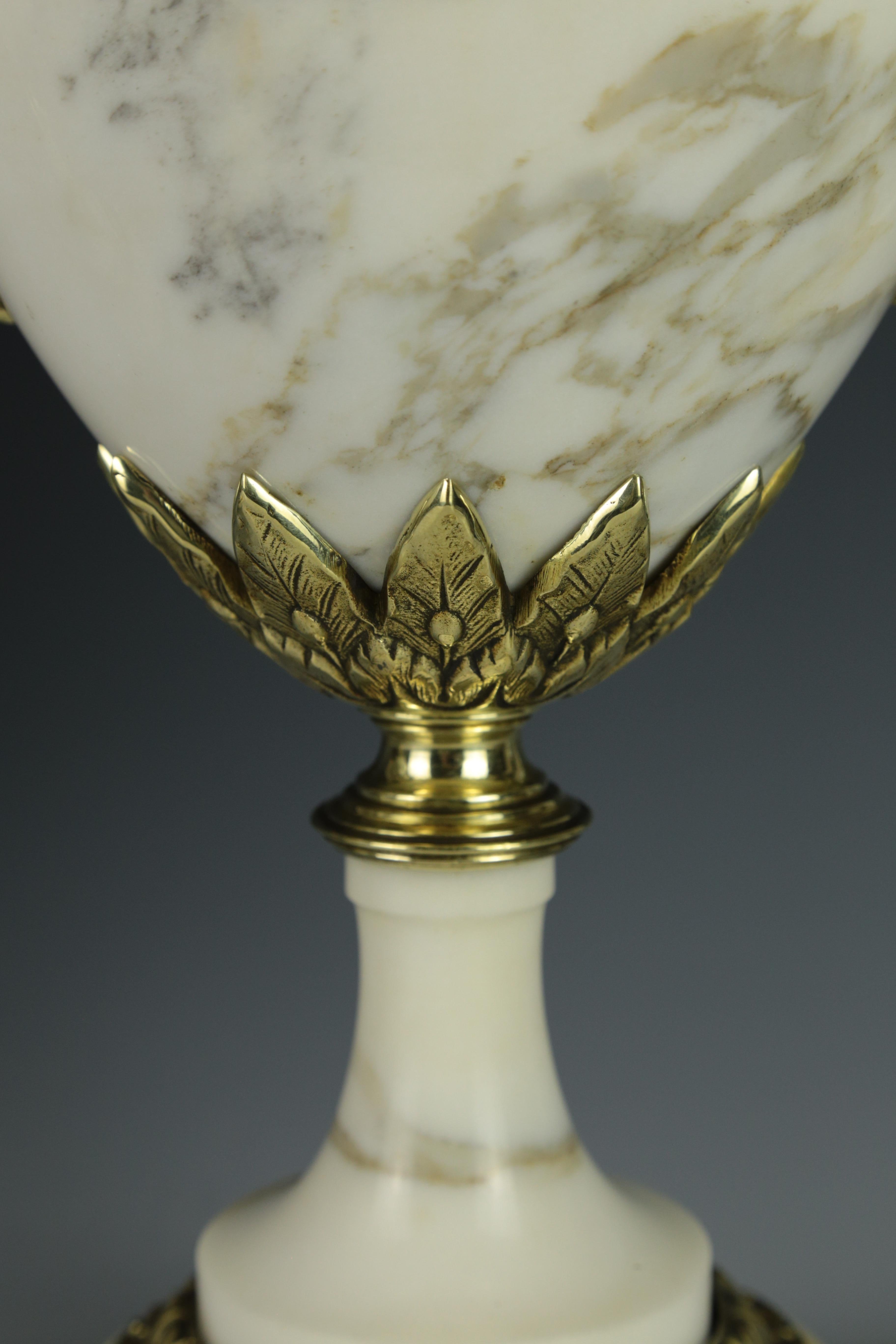 Ancienne paire de lampes de table Louis XVI en marbre blanc cassolette en vente 8