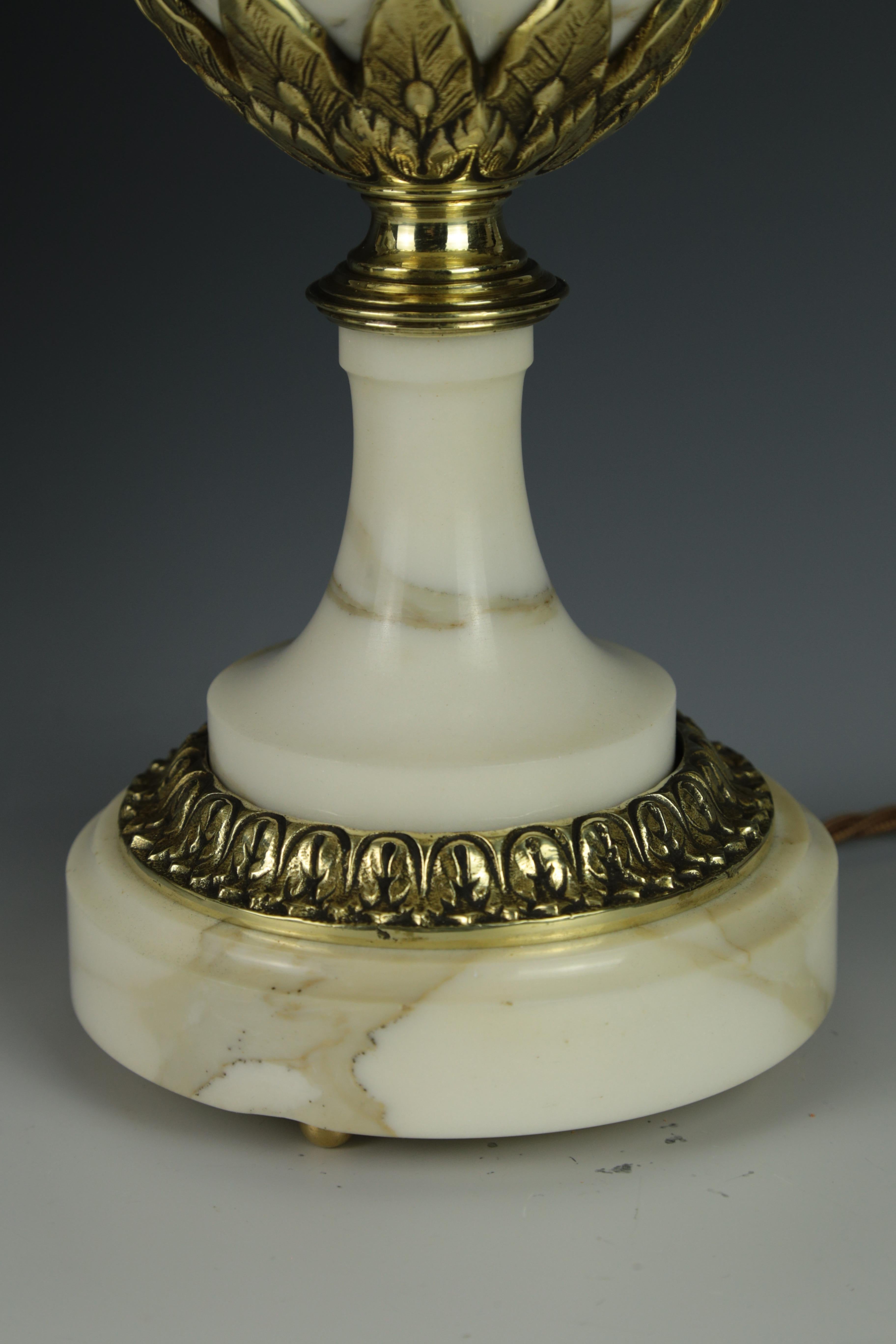 Ancienne paire de lampes de table Louis XVI en marbre blanc cassolette en vente 9