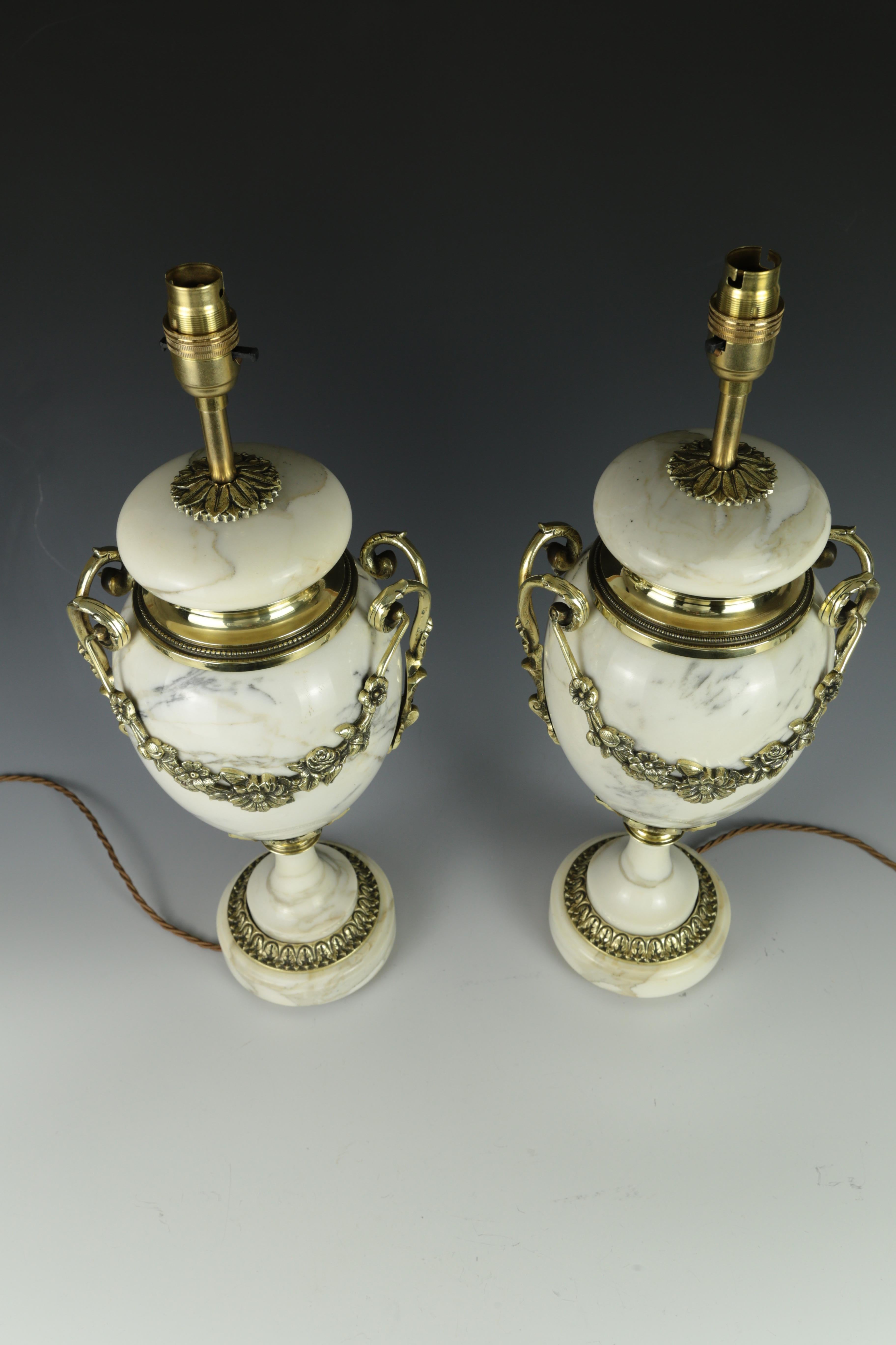 Ancienne paire de lampes de table Louis XVI en marbre blanc cassolette en vente 10