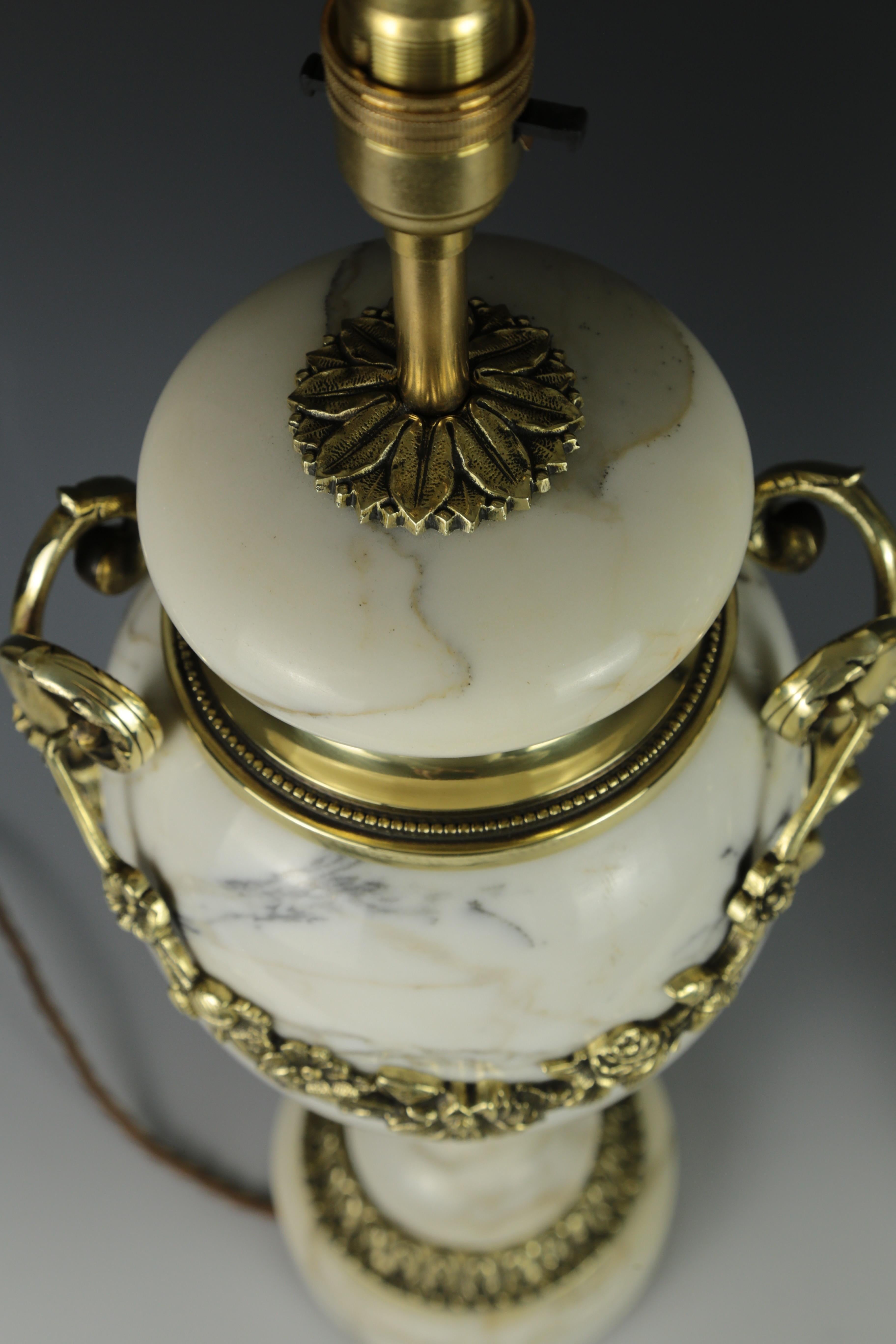 Ancienne paire de lampes de table Louis XVI en marbre blanc cassolette en vente 11