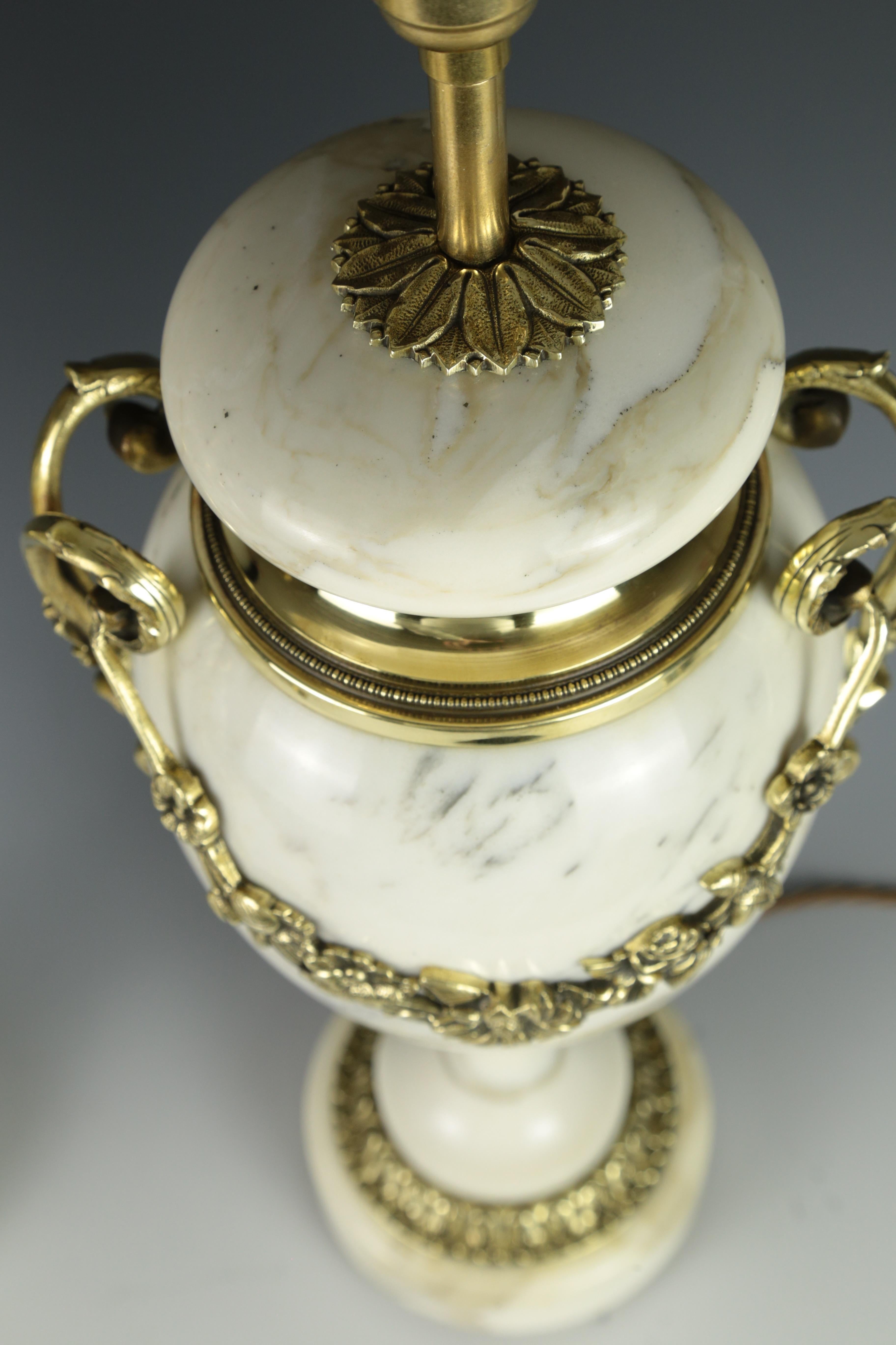 Ancienne paire de lampes de table Louis XVI en marbre blanc cassolette en vente 12