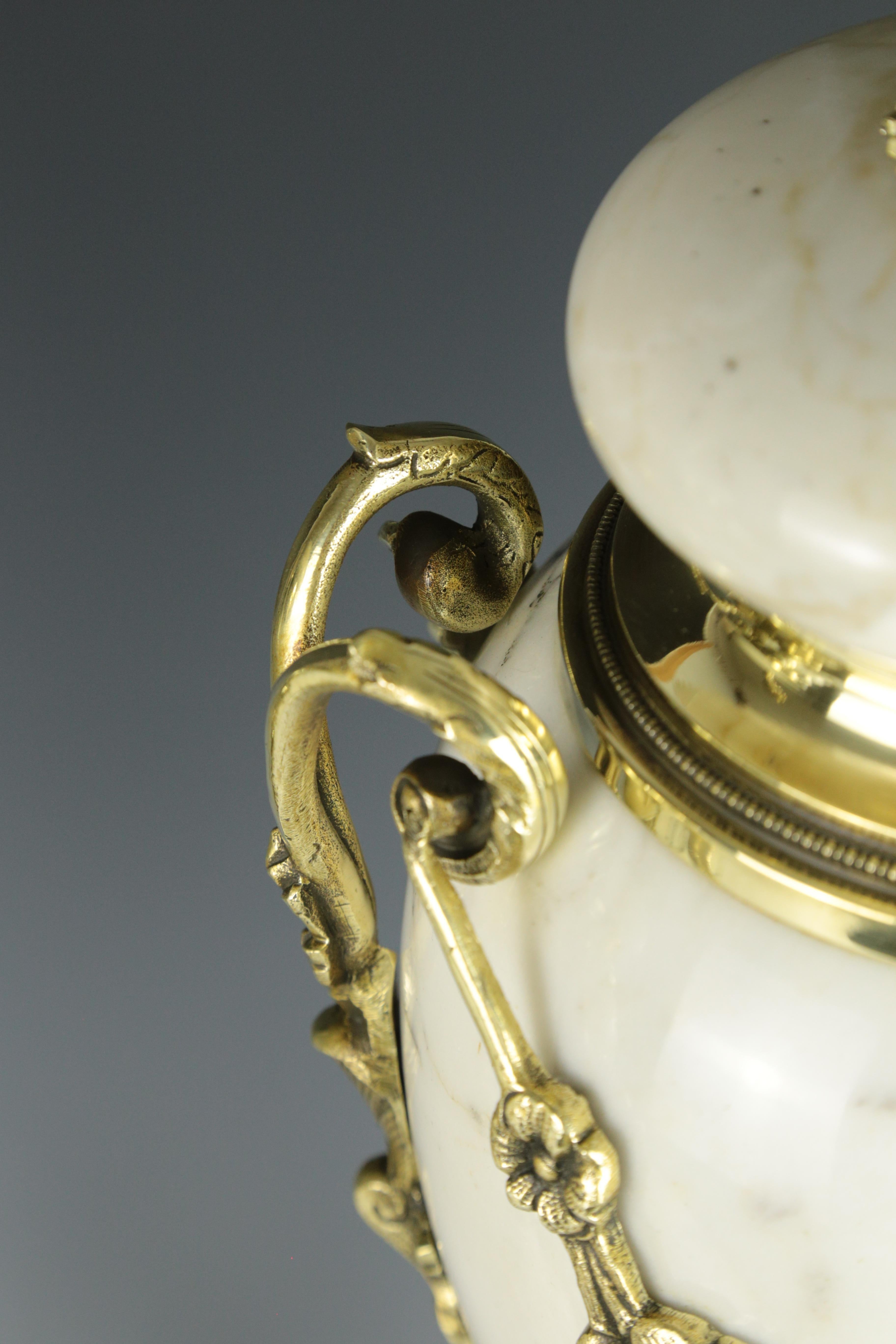 Ancienne paire de lampes de table Louis XVI en marbre blanc cassolette en vente 13