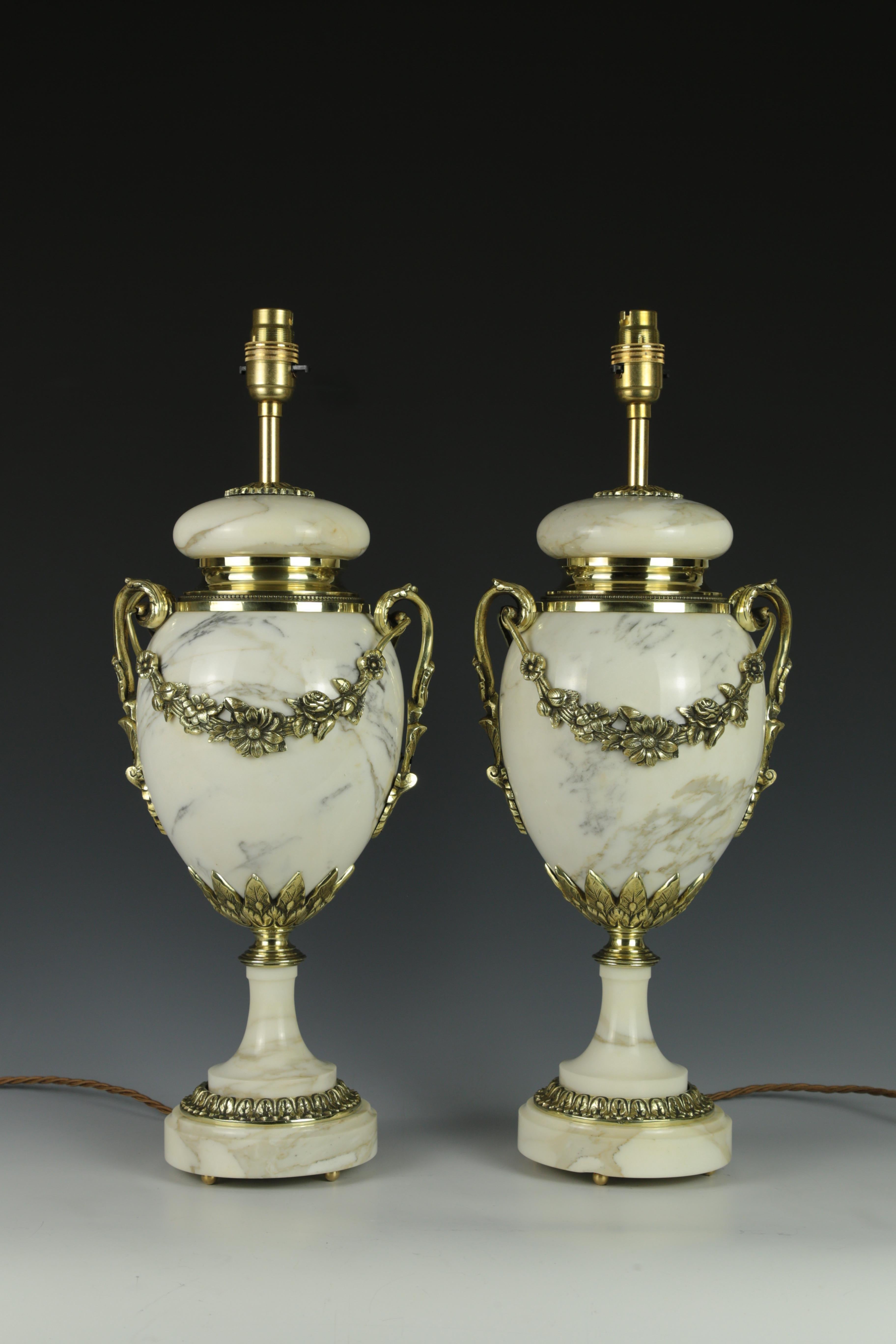 Ancienne paire de lampes de table Louis XVI en marbre blanc cassolette

Cette exquise paire de lampes de table en marbre Cassolette d'Ormolu incarne l'élégance et le savoir-faire de la période Louis XVI. Les lampes sont dotées de superbes montures