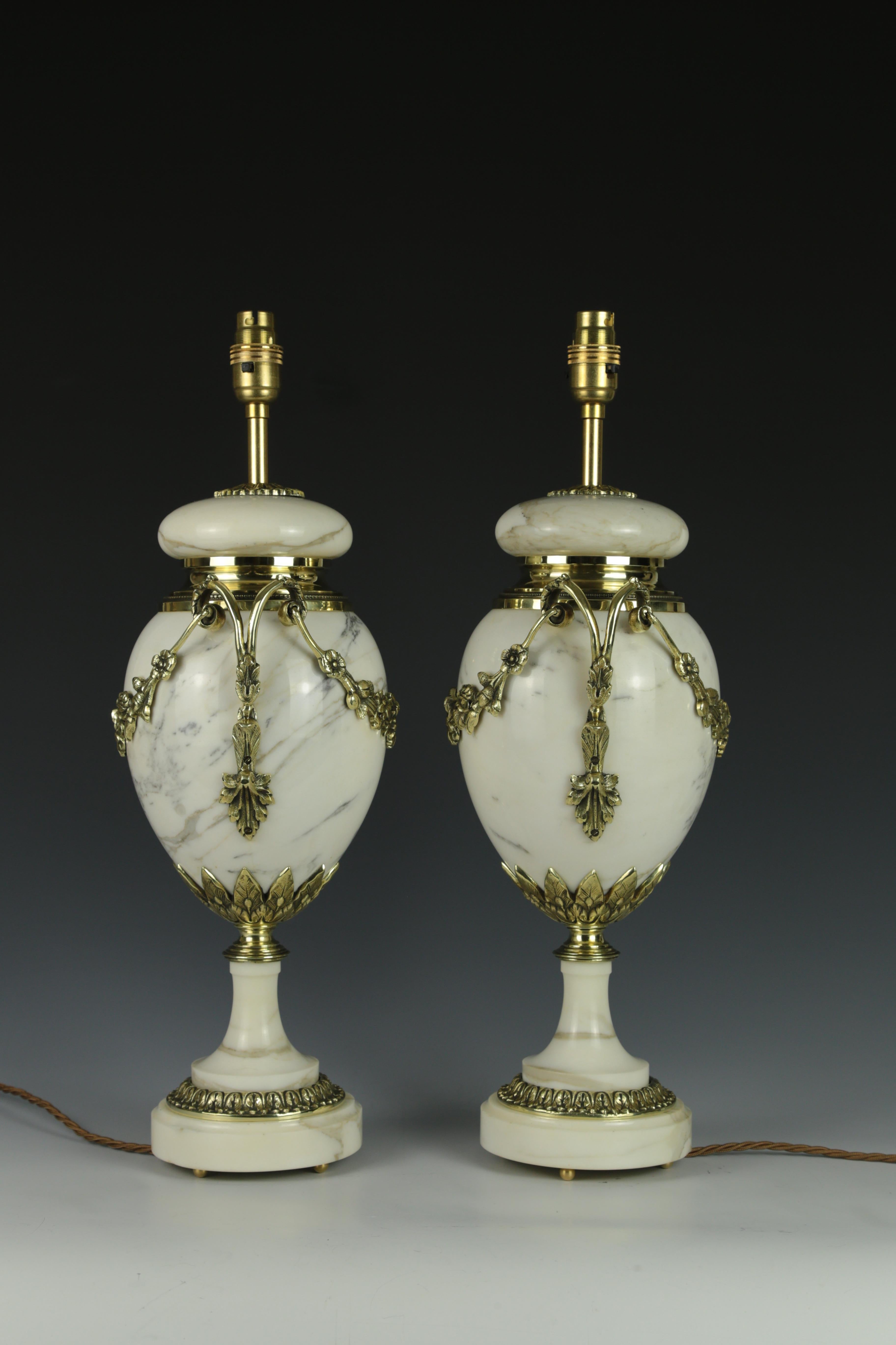 Ancienne paire de lampes de table Louis XVI en marbre blanc cassolette Bon état - En vente à Lincoln, GB