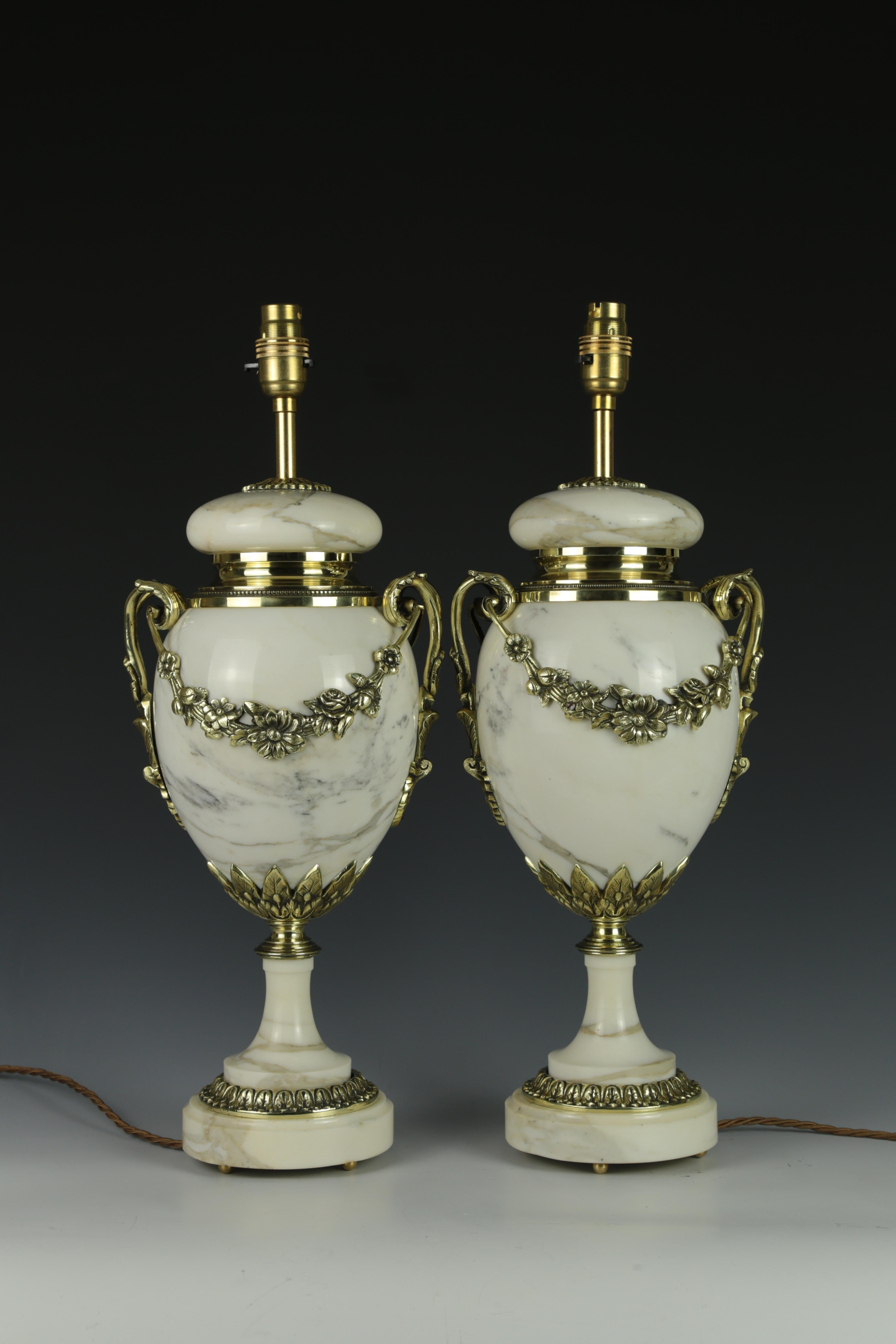 XIXe siècle Ancienne paire de lampes de table Louis XVI en marbre blanc cassolette en vente