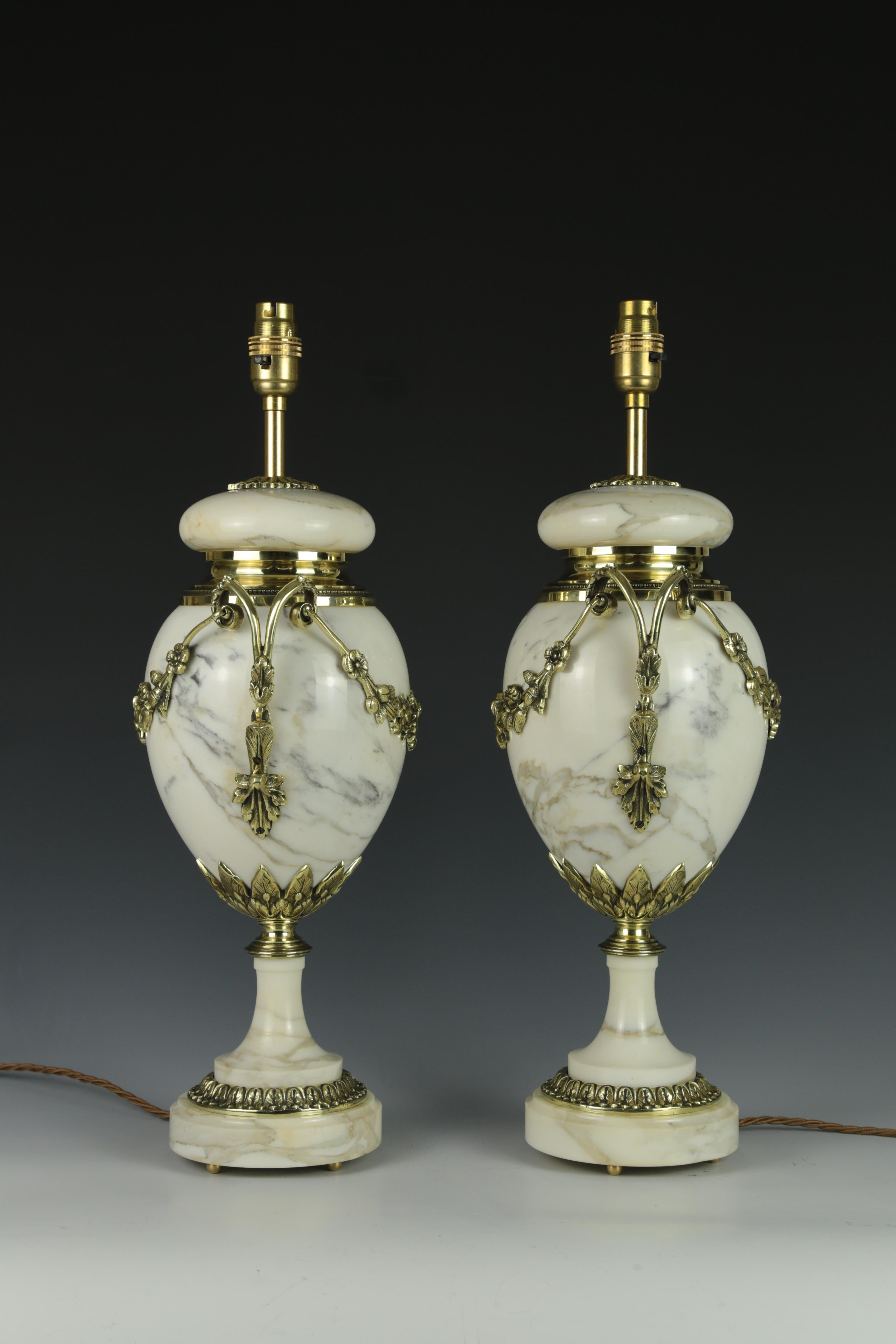 Marbre Ancienne paire de lampes de table Louis XVI en marbre blanc cassolette en vente