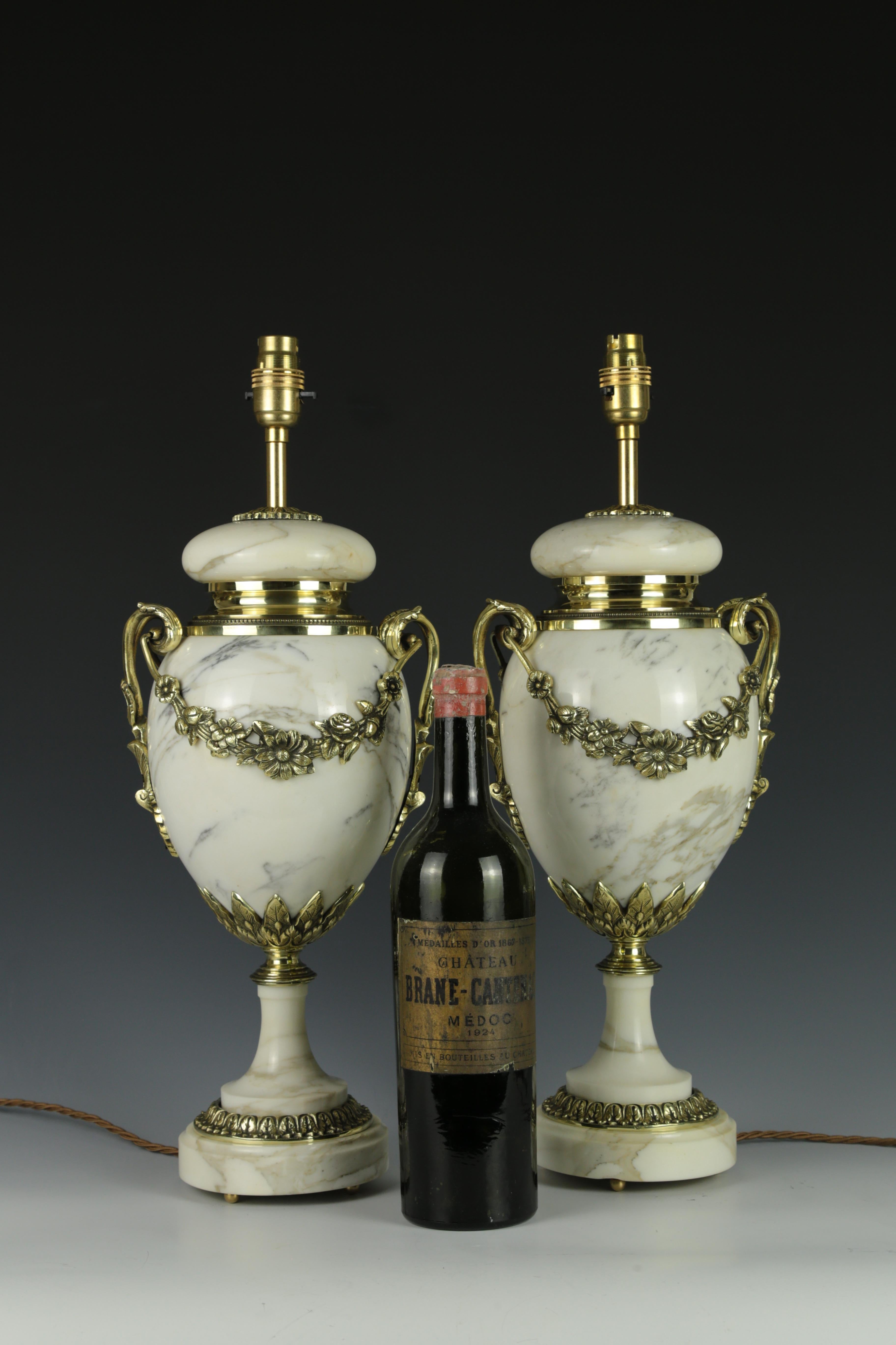 Ancienne paire de lampes de table Louis XVI en marbre blanc cassolette en vente 1
