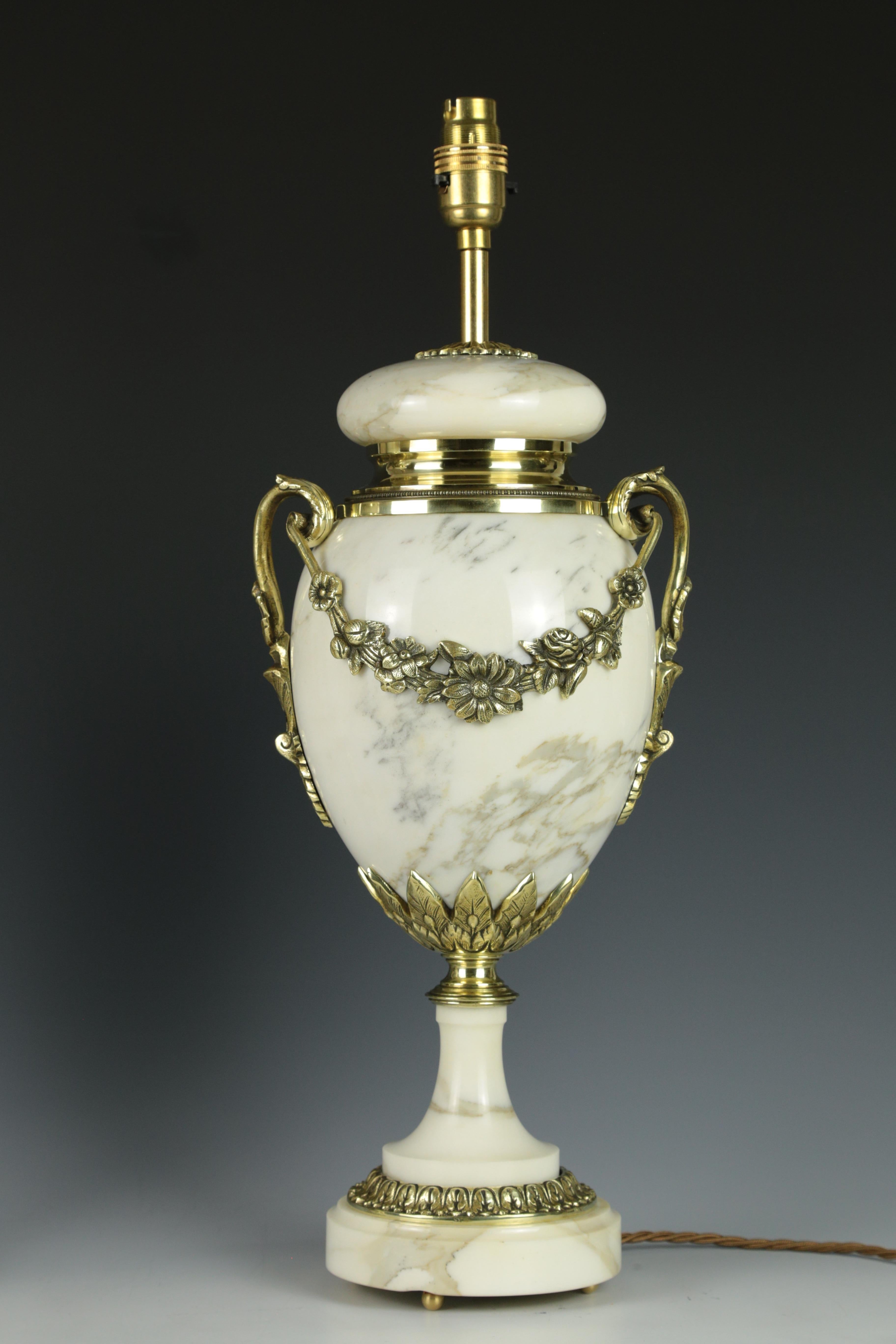 Ancienne paire de lampes de table Louis XVI en marbre blanc cassolette en vente 2