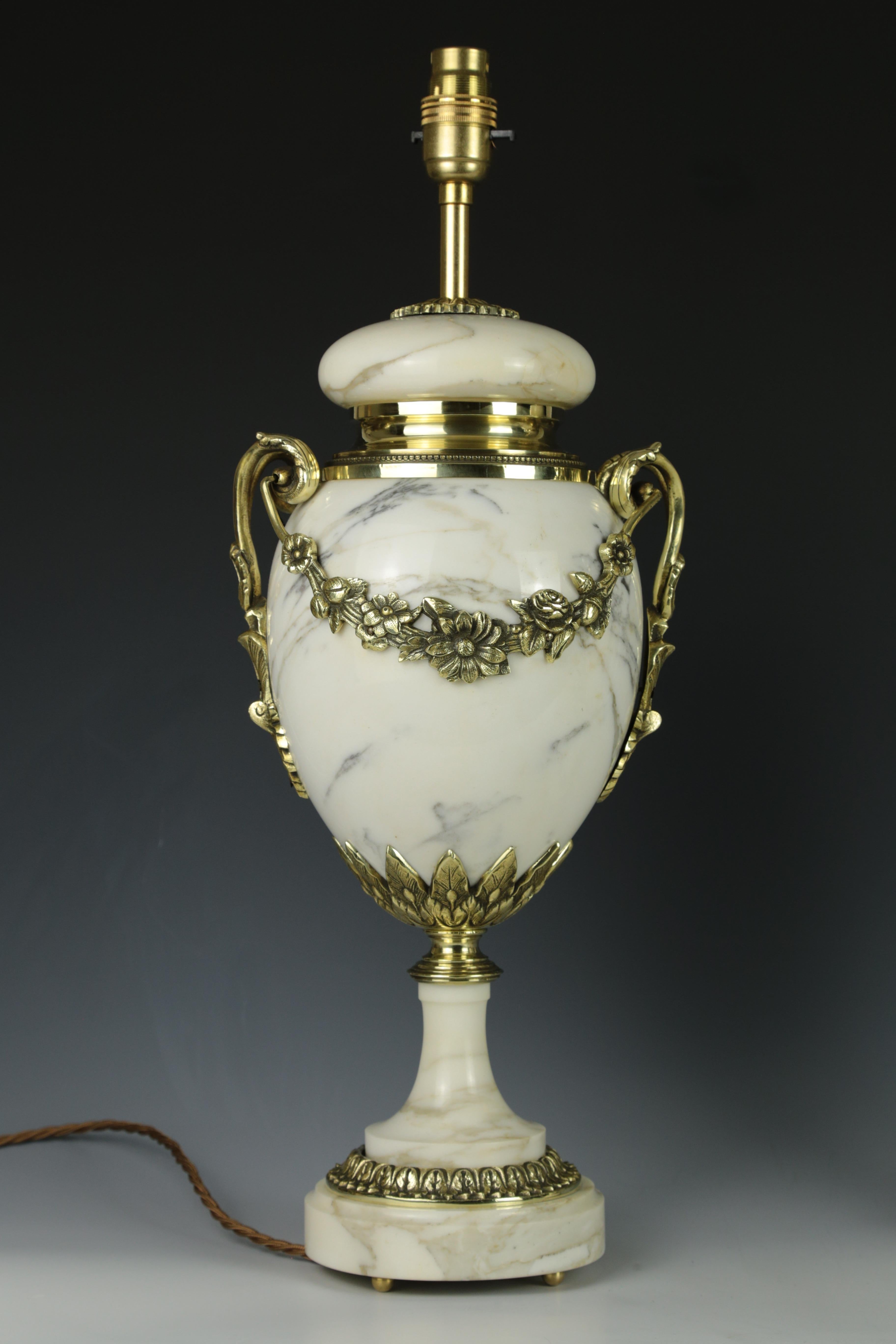 Ancienne paire de lampes de table Louis XVI en marbre blanc cassolette en vente 3