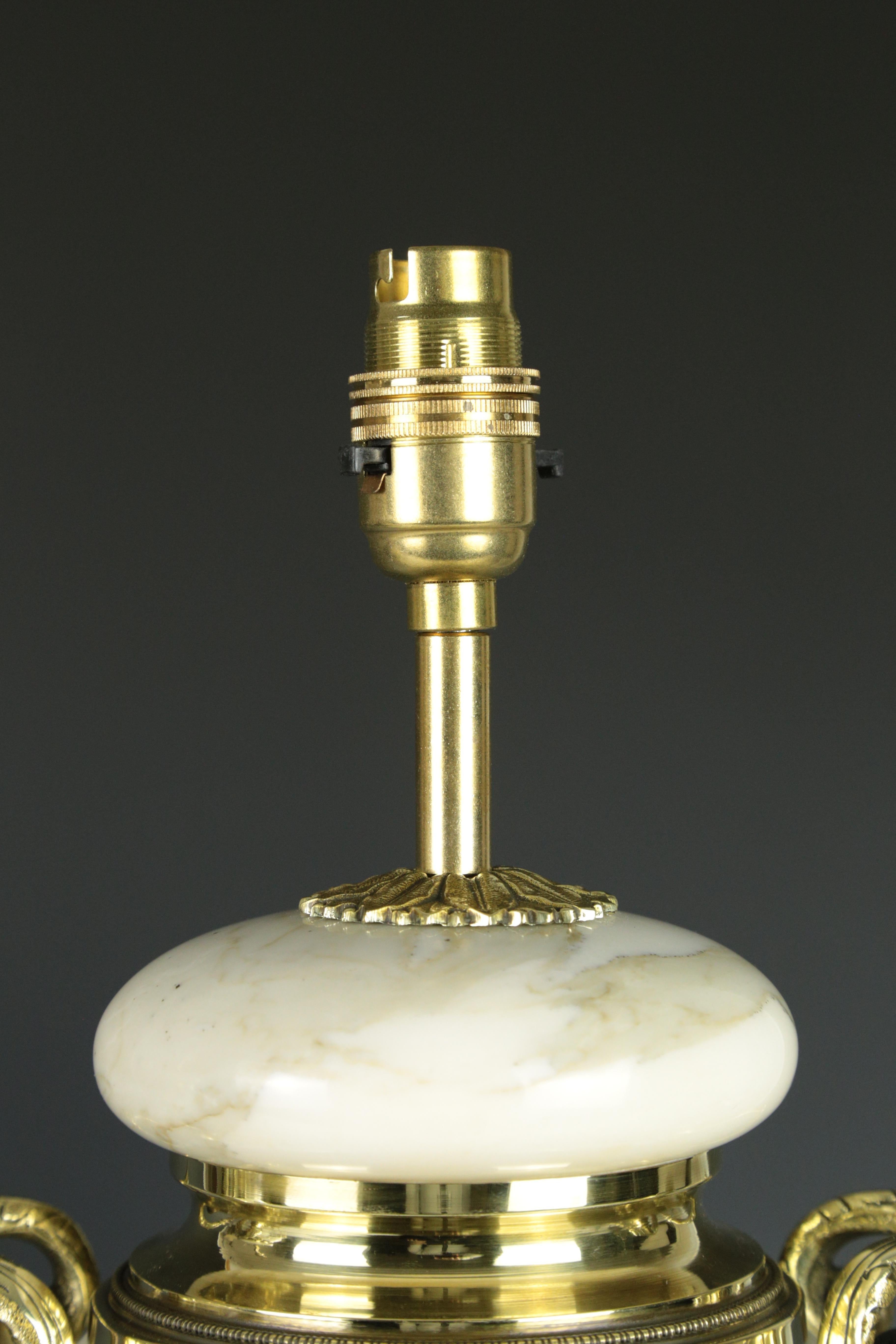Ancienne paire de lampes de table Louis XVI en marbre blanc cassolette en vente 4
