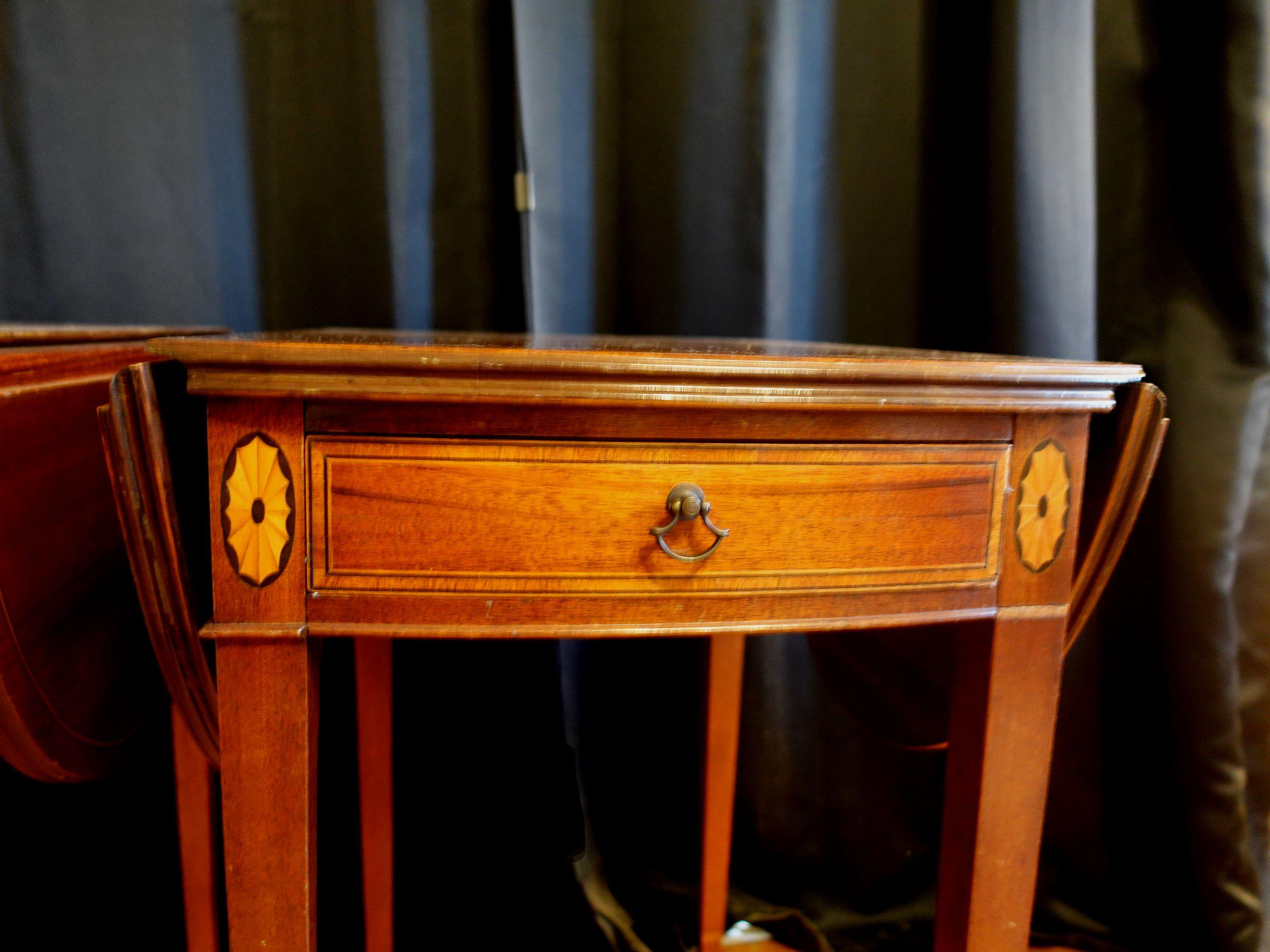 Antique Pair of Mahogany Banded Pembroke Side Tables In Good Condition In Norton, MA