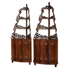 Antiquité - Paire de cabinets d'angle en acajou marqueté, percé et sculpté c1870